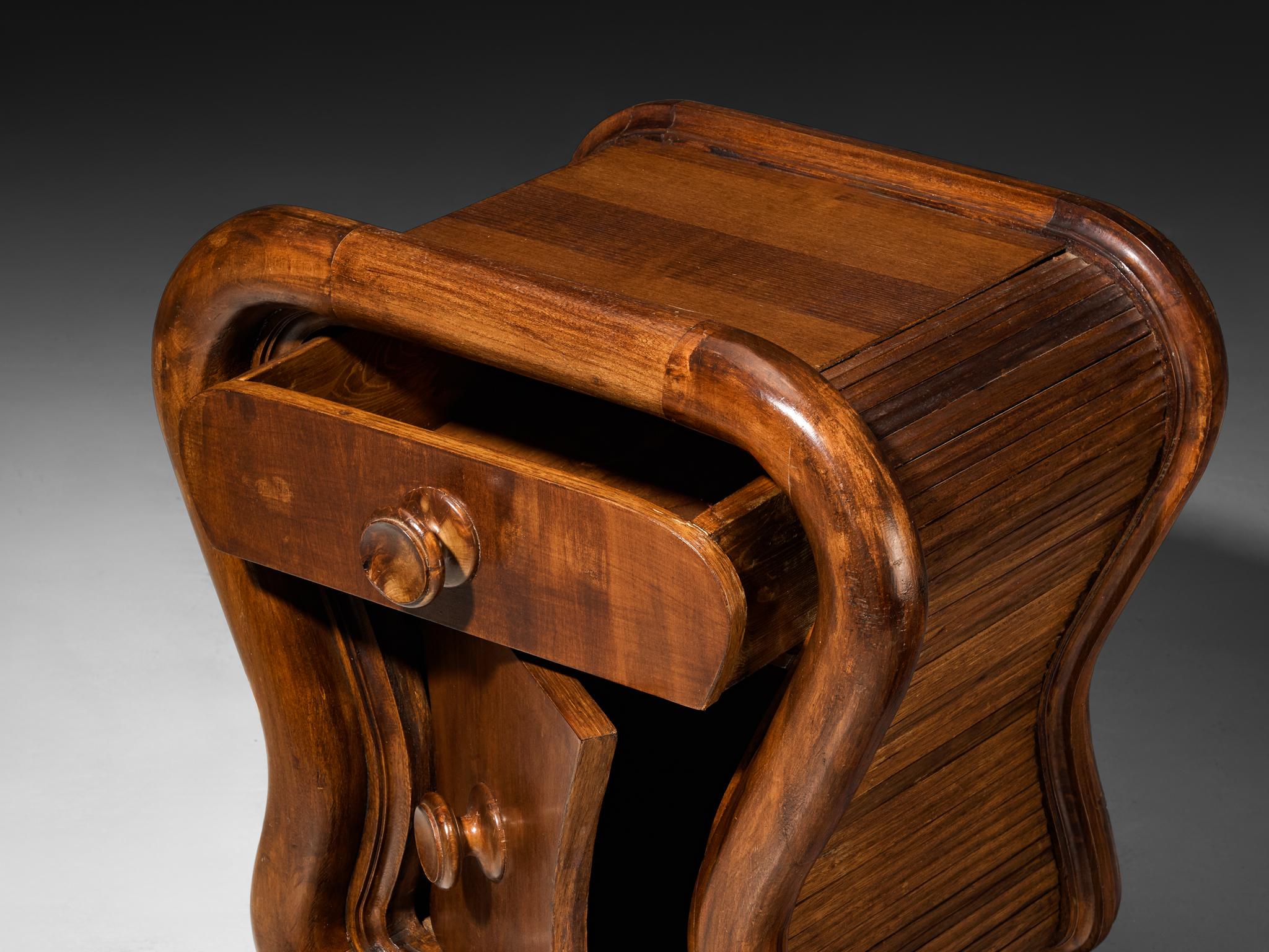 1930 Pareja italiana de mesillas de noche art déco escultóricas de madera en venta 2