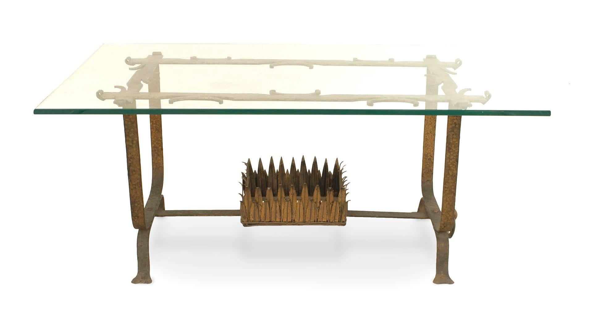 Néo-Renaissance Table basse de style Renaissance italienne en fer doré et verre en vente