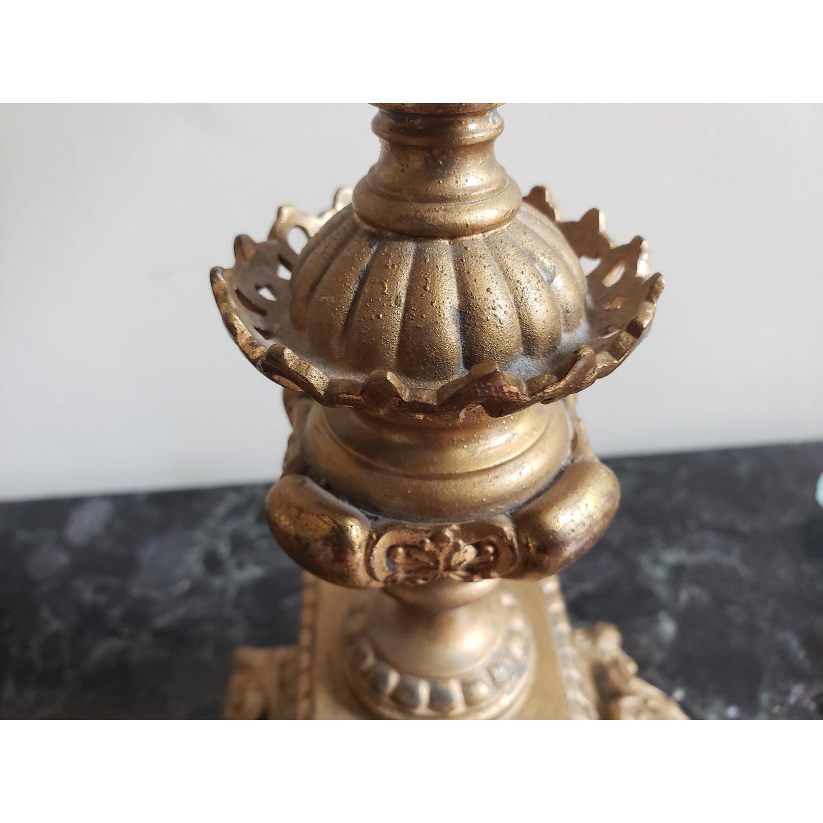 Italienische Rokoko-Kandelaber aus vergoldeter Bronze aus den 1930er Jahren, Paar im Zustand „Gut“ im Angebot in Germantown, MD