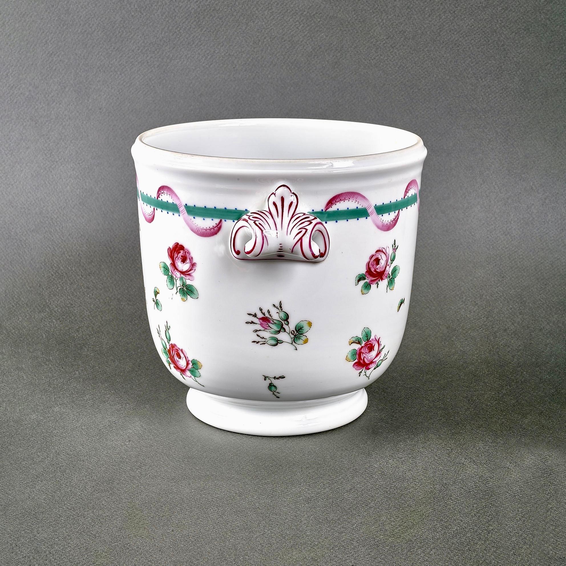 Superbe cache-pot en porcelaine peint à la main, produit par Richard Ginori au début des années 1900.
Cette pièce extrêmement élégante est ornée de l'un des motifs classiques du fabricant, la décoration 