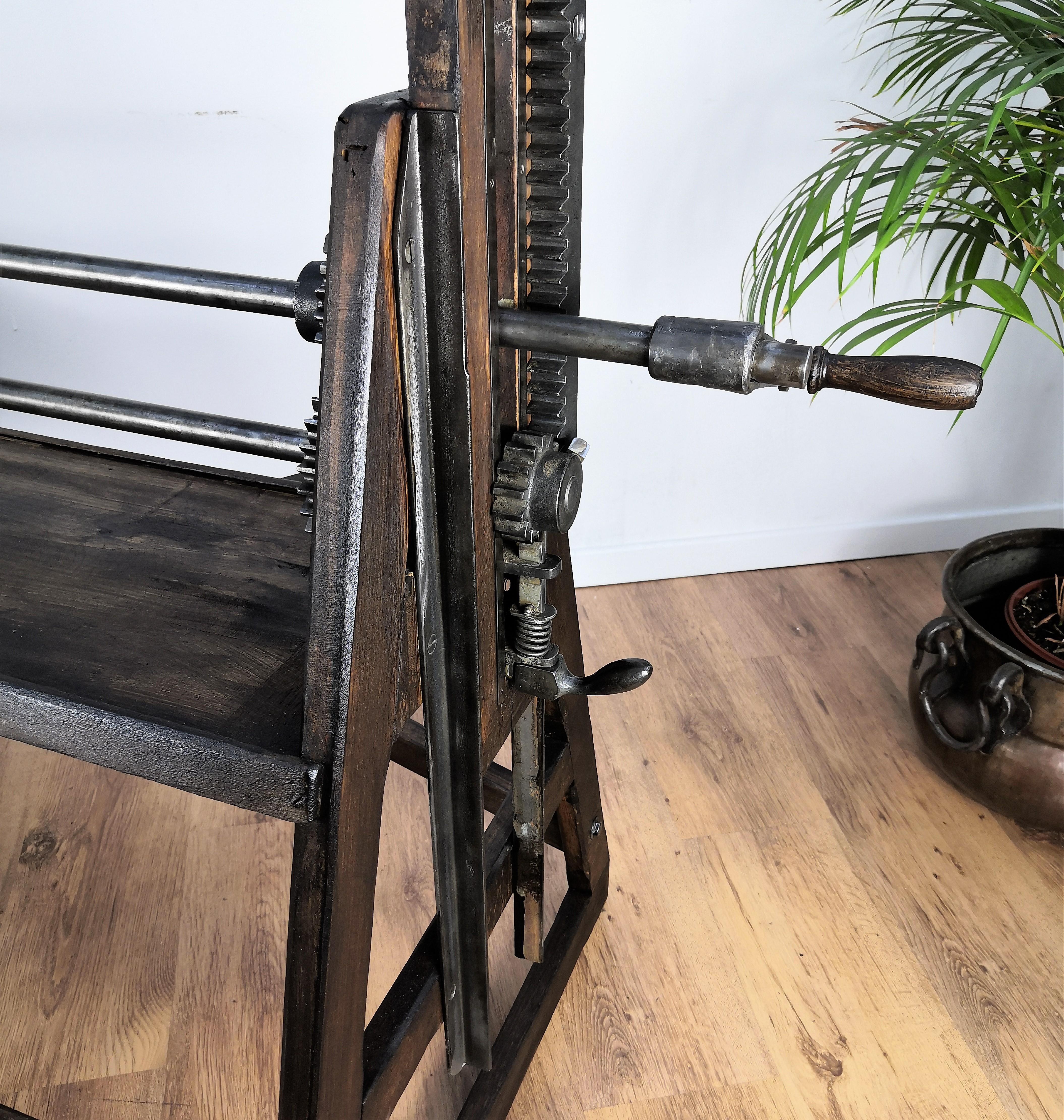 1930s Italian Wood and Iron Architect Adjustable Antique Vintage Drafting Table In Good Condition In Carimate, Como