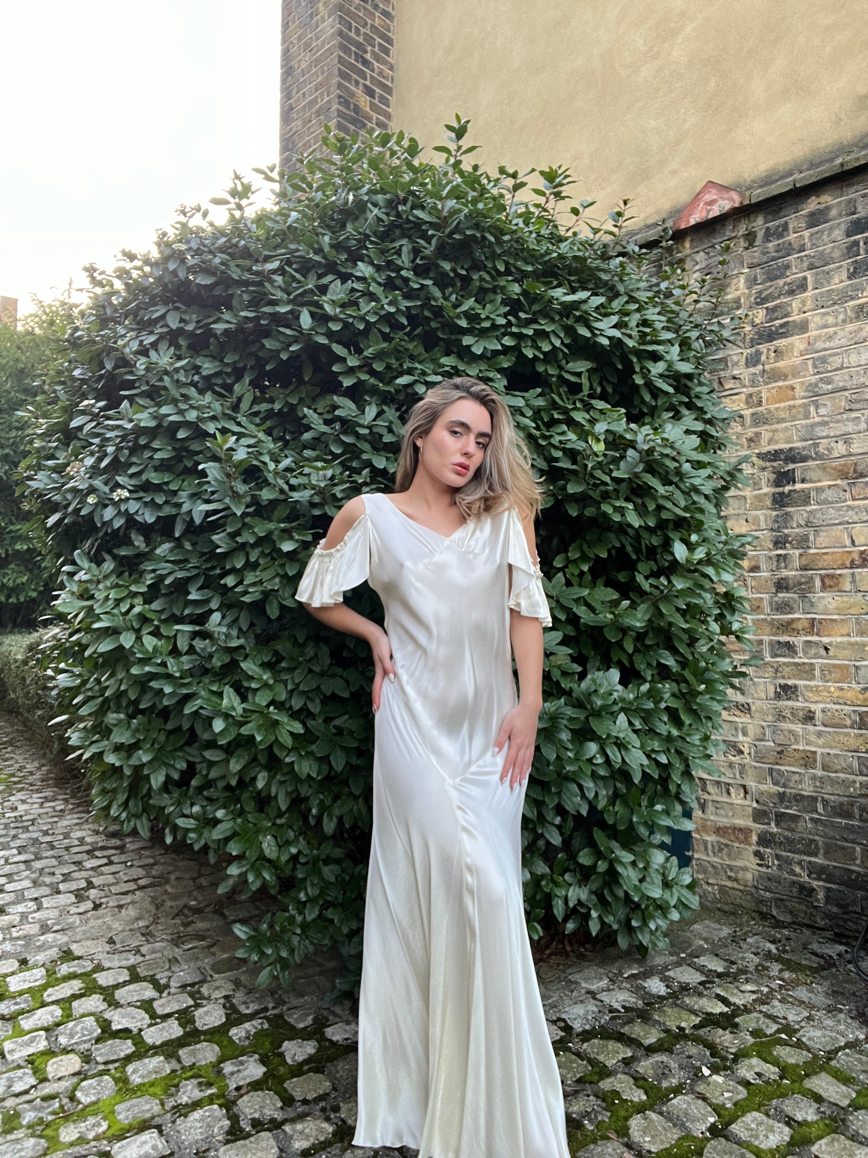 1930s Ivory Satin Wedding Dress In Good Condition In London, GB