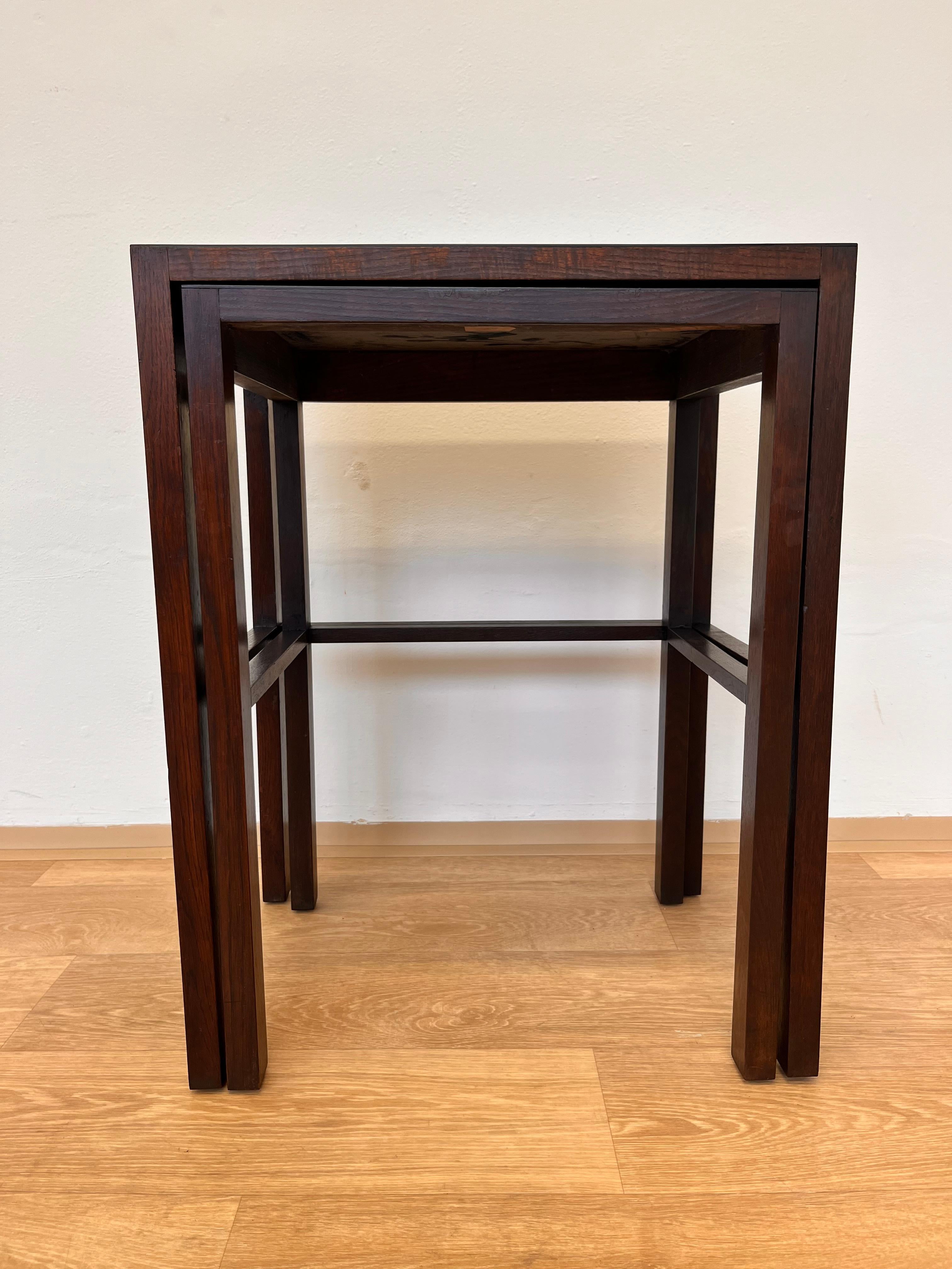 - Années 1930, Tchécoslovaquie
- publiés dans des catalogues et des livres
- Rénové avec soin 
- Bois de Beeche et Resopal Top 
- Dimensions de la table centrale : 62cm x 49cm x 37cm 
- bureaux supérieurs présentant des signes d'utilisation, des