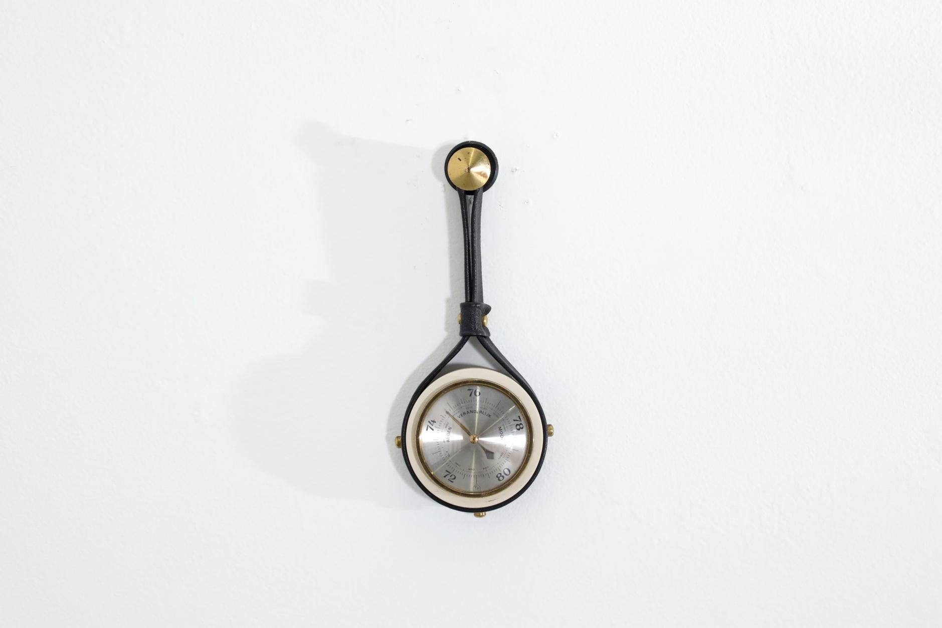 Barometer aus Leder und Messing von Dirk Muller, 1930er Jahre. In gutem, funktionsfähigem Originalzustand mit sichtbaren alters- und gebrauchsbedingten Gebrauchsspuren.
