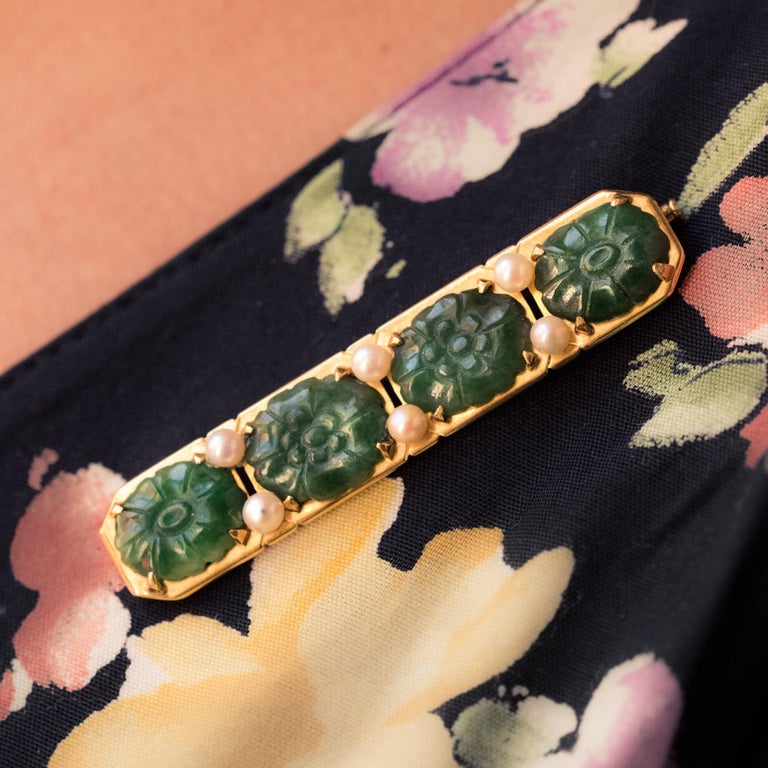 French 1930s Art Deco Jade Cultured Pearls 18 Karat Yellow Gold Brooch In Good Condition For Sale In Poitiers, FR
