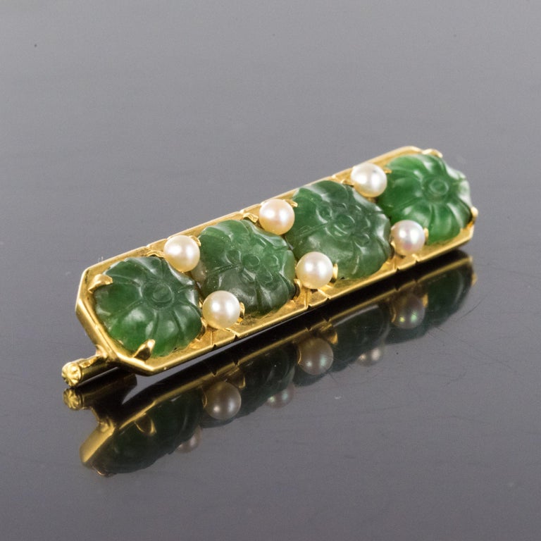 Women's French 1930s Art Deco Jade Cultured Pearls 18 Karat Yellow Gold Brooch For Sale