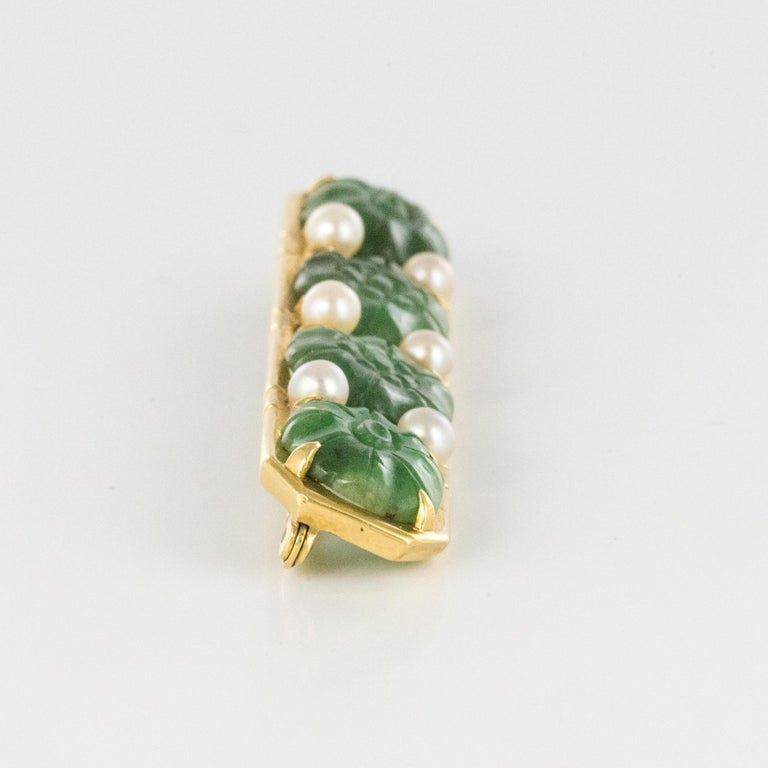 French 1930s Art Deco Jade Cultured Pearls 18 Karat Yellow Gold Brooch For Sale 2