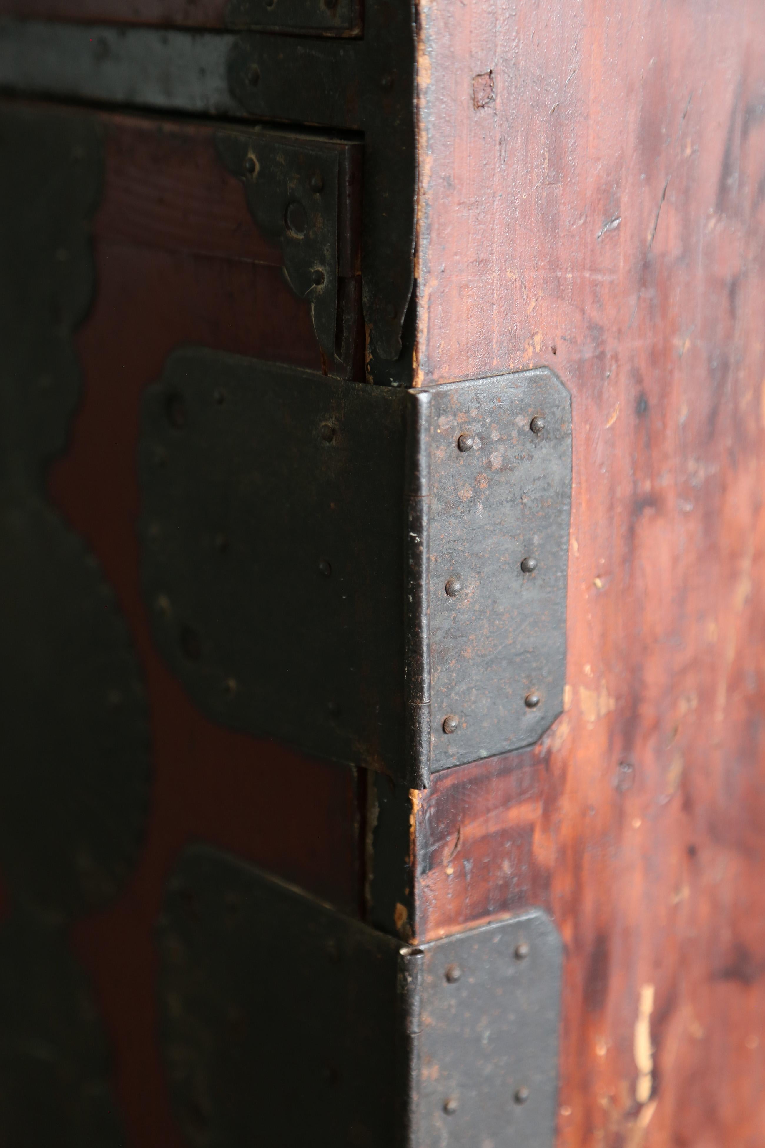 1930s Japanese Antique Lacquer Sendai Tansu Clothing Chest For Sale 10