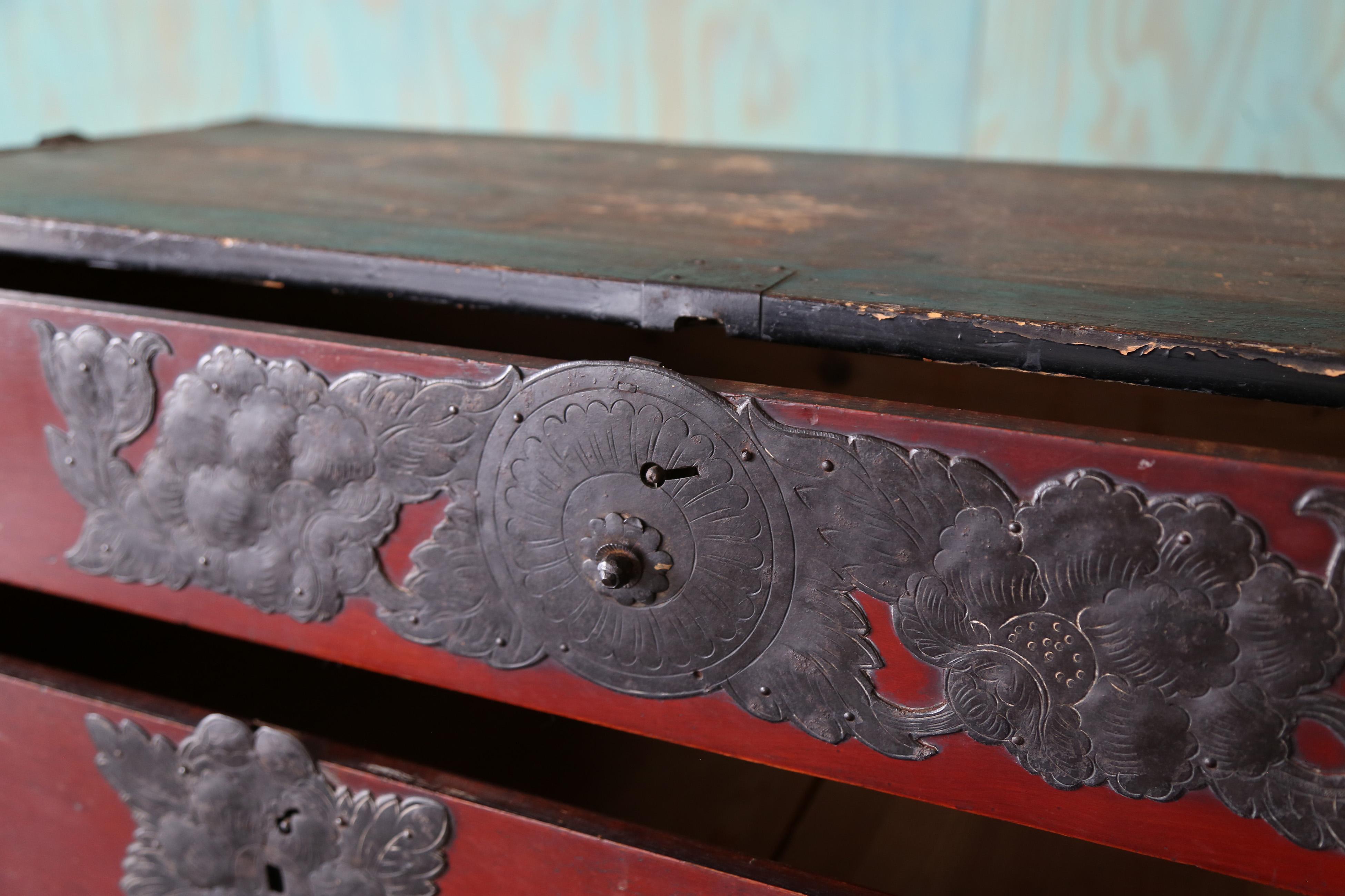 1930s Japanese Antique Lacquer Sendai Tansu Clothing Chest In Distressed Condition For Sale In Virginia Beach, VA