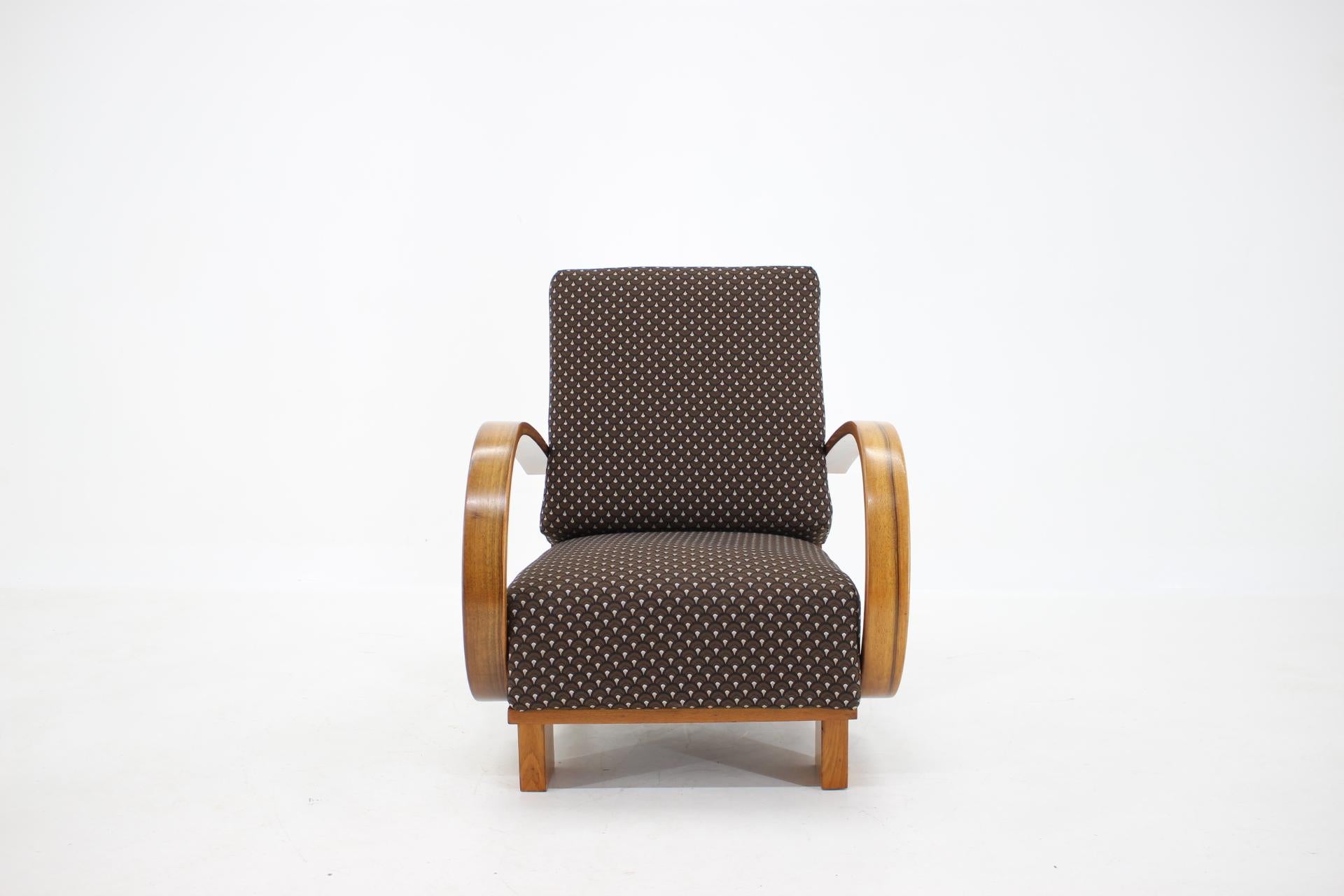 - Made of solid walnut
- Newly upholstered
- The wooden parts have been refurbished
- The seat height is 36cm.