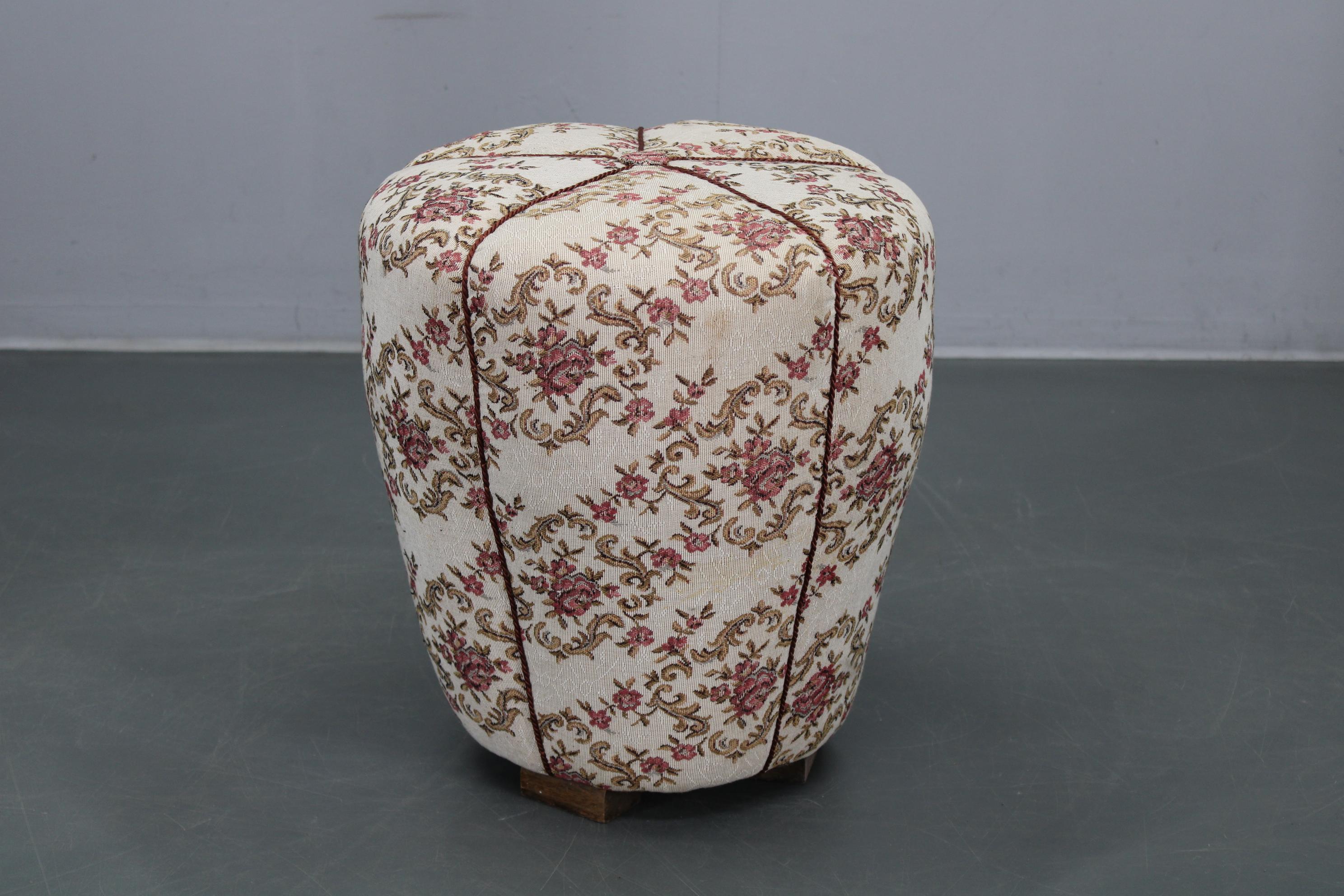 Dieser elegante Art-Déco-Hocker aus der Tschechoslowakei der 1930er-Jahre, der dem bekannten Designer Jindřich Halabala zugeschrieben wird, zeichnet sich durch seine raffinierten Proportionen und die unverwechselbare floral gemusterte Polsterung