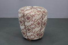 1930 Jindřich Halabala Art Deco Stool with Floral Upholstery, Czechoslovakia (Tabouret Art Déco Jindřich Halabala avec tapisserie florale, Tchécoslovaquie)