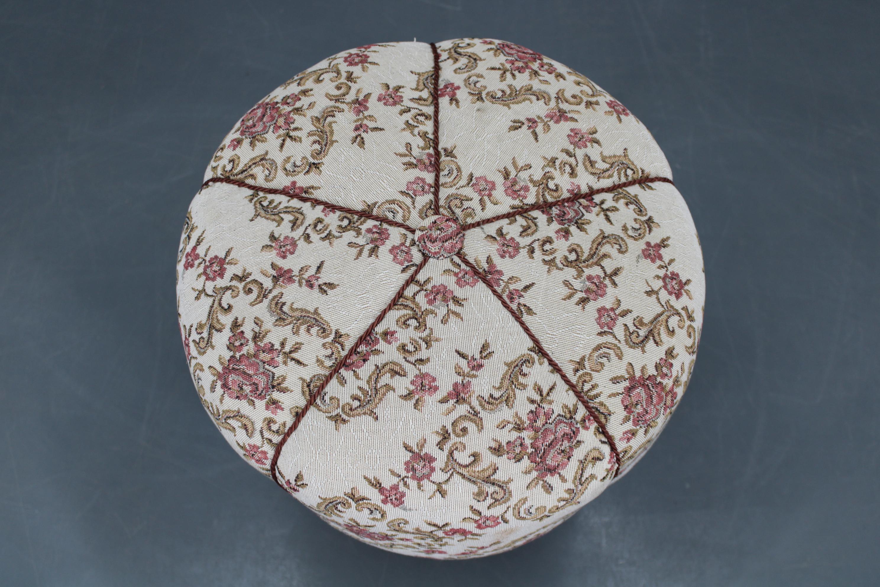 1930er Jahre Jindřich Halabala Art Deco Hocker mit floraler Polsterung, Tschechoslowakei (Art déco) im Angebot