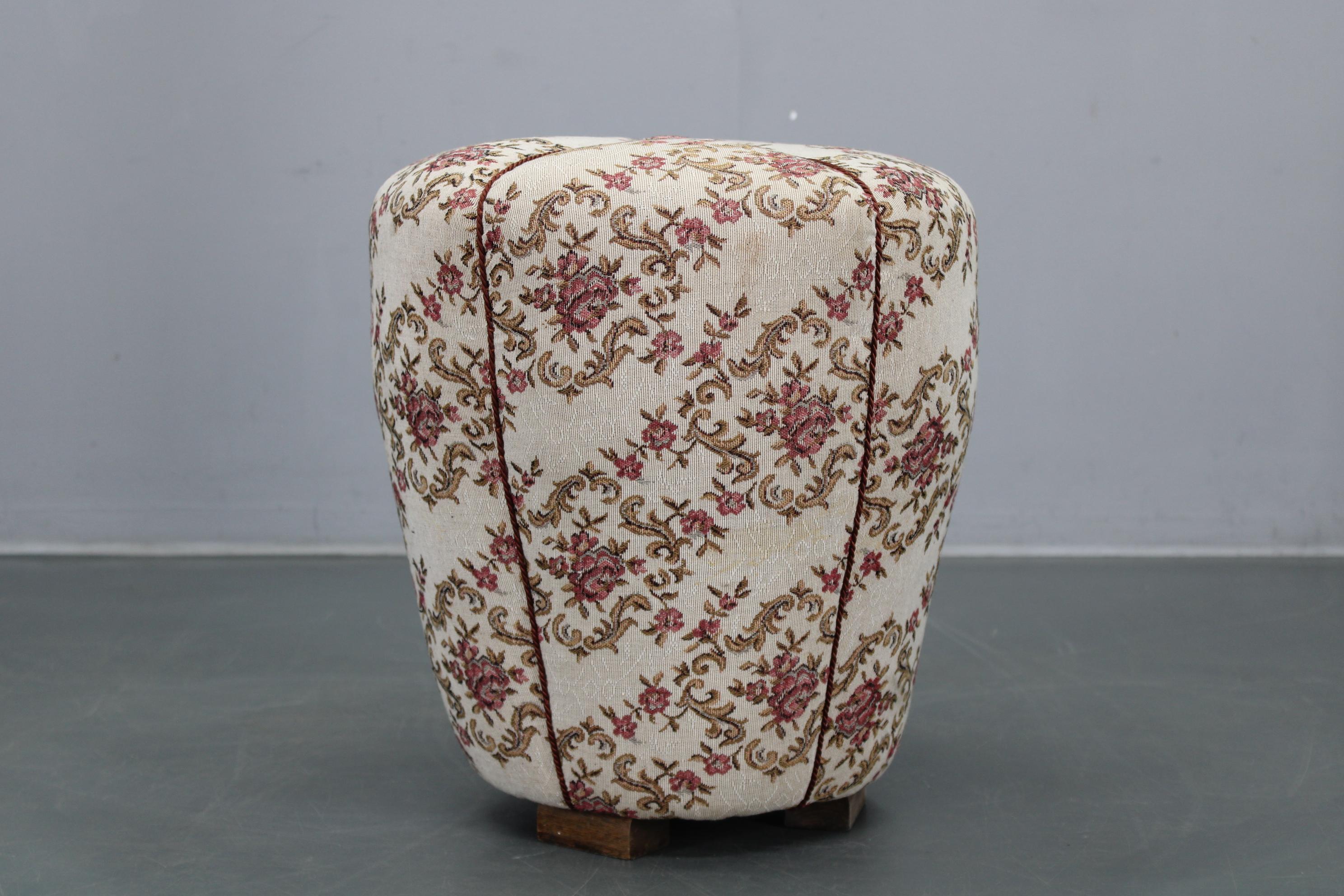 1930er Jahre Jindřich Halabala Art Deco Hocker mit floraler Polsterung, Tschechoslowakei (Tschechisch) im Angebot