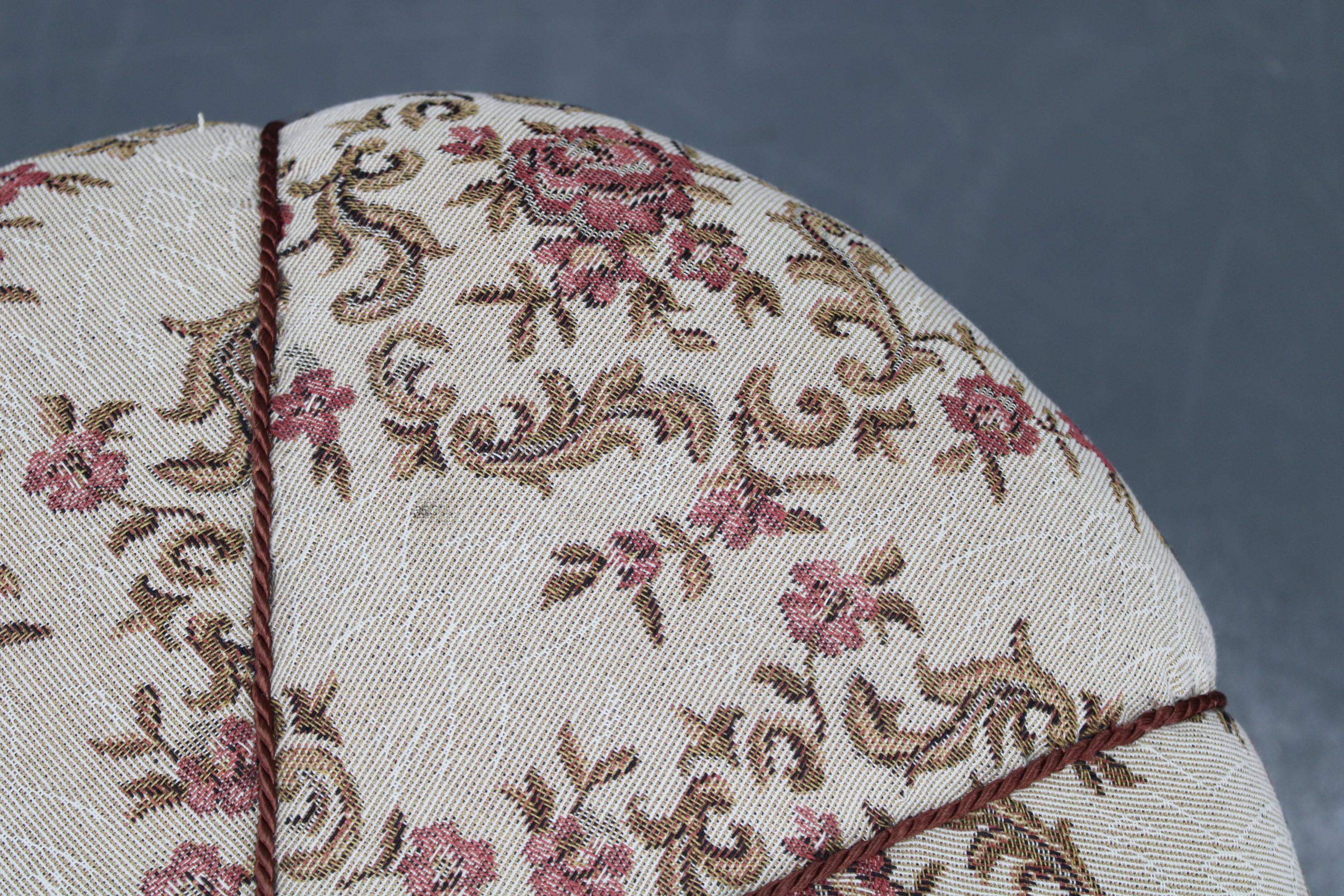 1930er Jahre Jindřich Halabala Art Deco Hocker mit floraler Polsterung, Tschechoslowakei im Zustand „Gut“ im Angebot in Praha, CZ