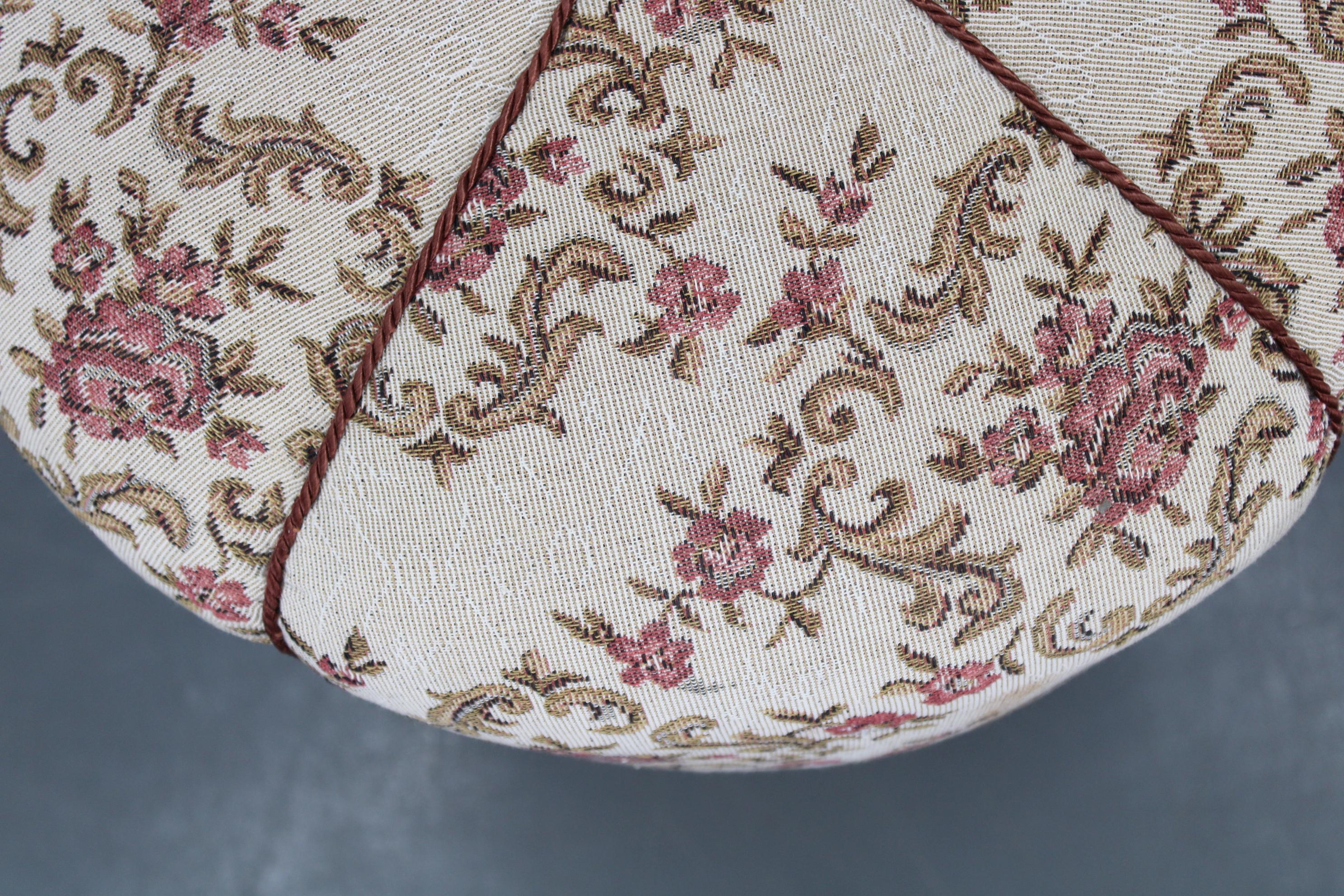 1930er Jahre Jindřich Halabala Art Deco Hocker mit floraler Polsterung, Tschechoslowakei (Mitte des 20. Jahrhunderts) im Angebot