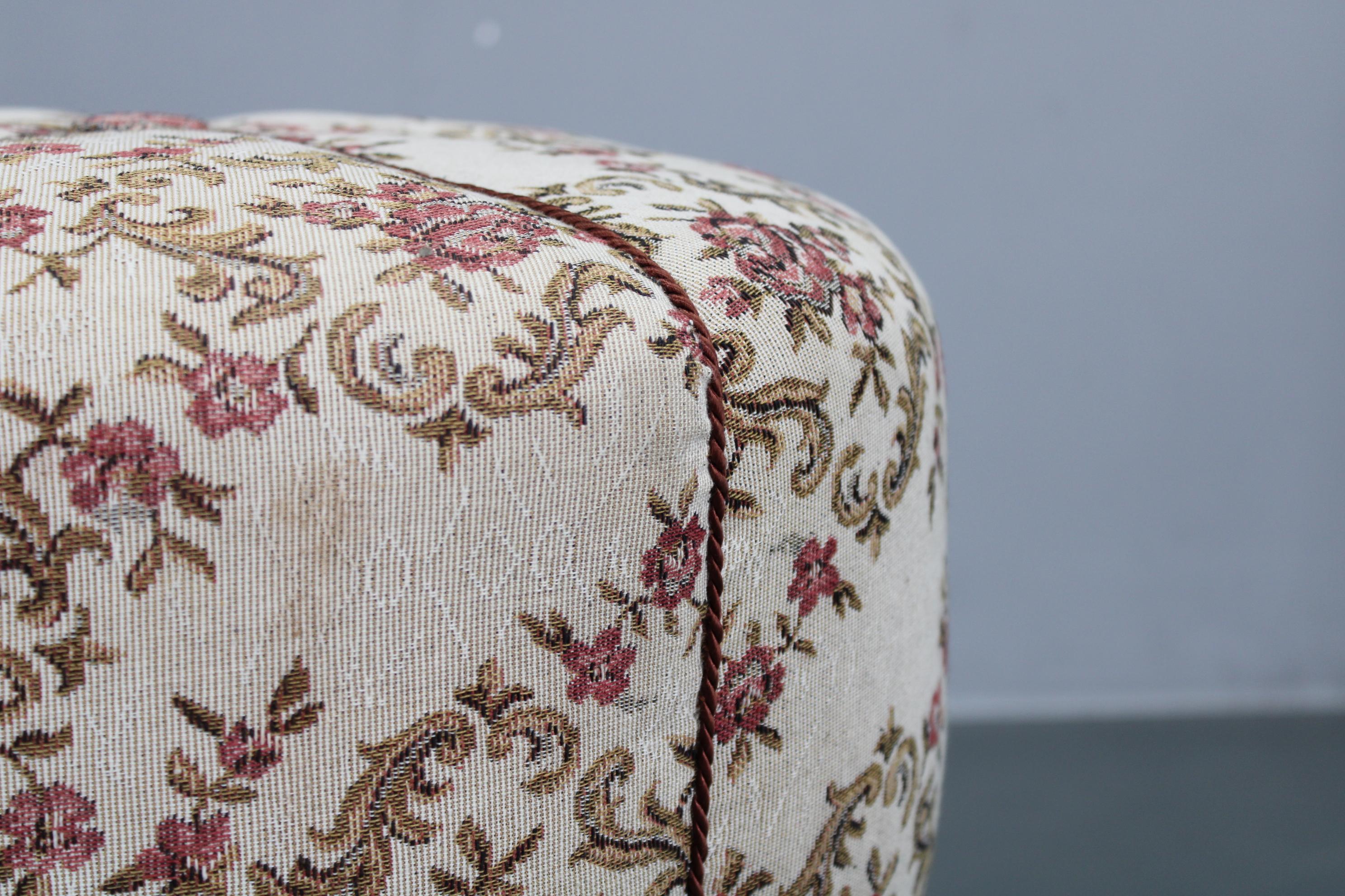 1930er Jahre Jindřich Halabala Art Deco Hocker mit floraler Polsterung, Tschechoslowakei (Stoff) im Angebot