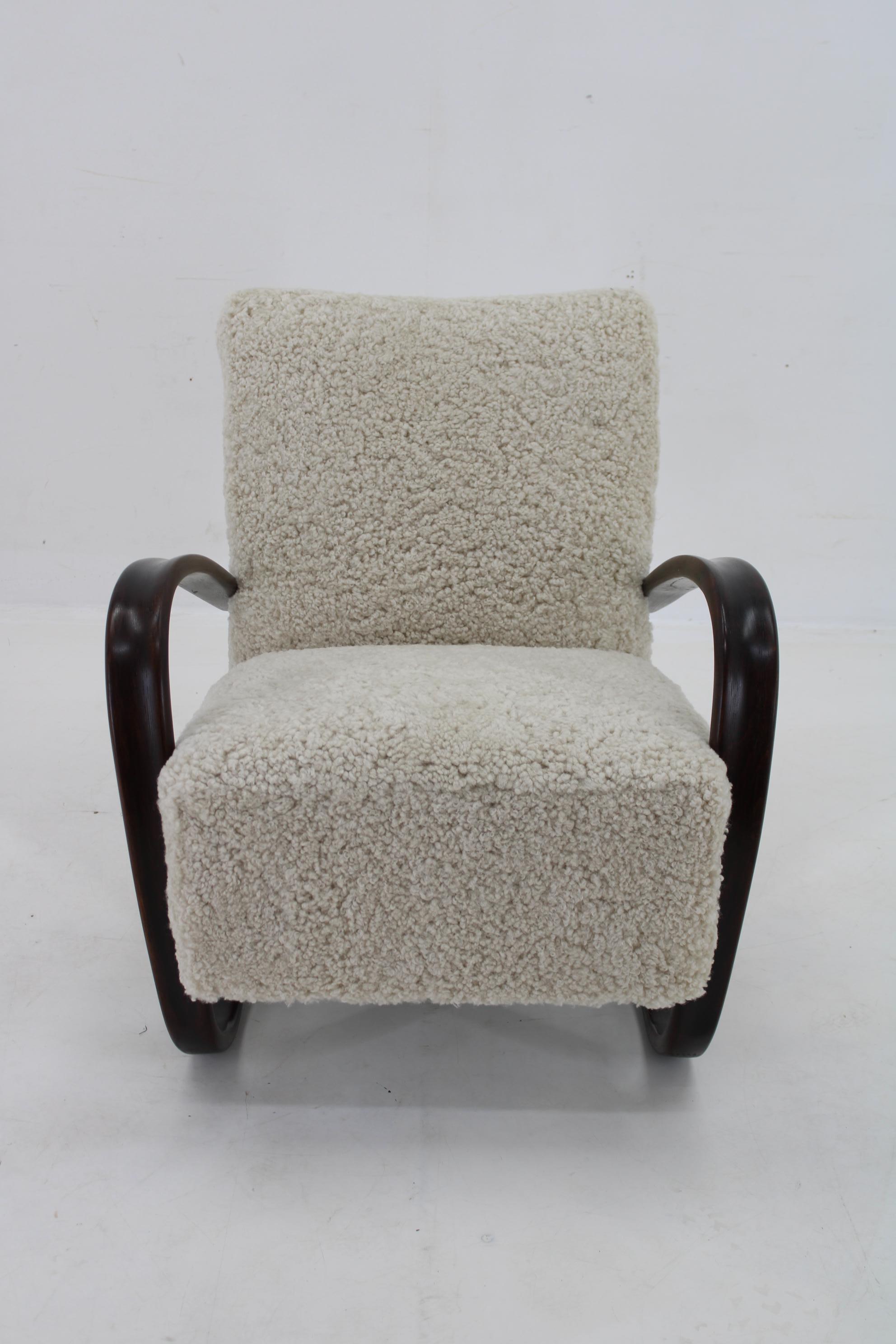 - newly upholstered in real quality sheepskin 
- carefully refurbished 
- labeled by Thonet 
- Jindrich Halabala design 