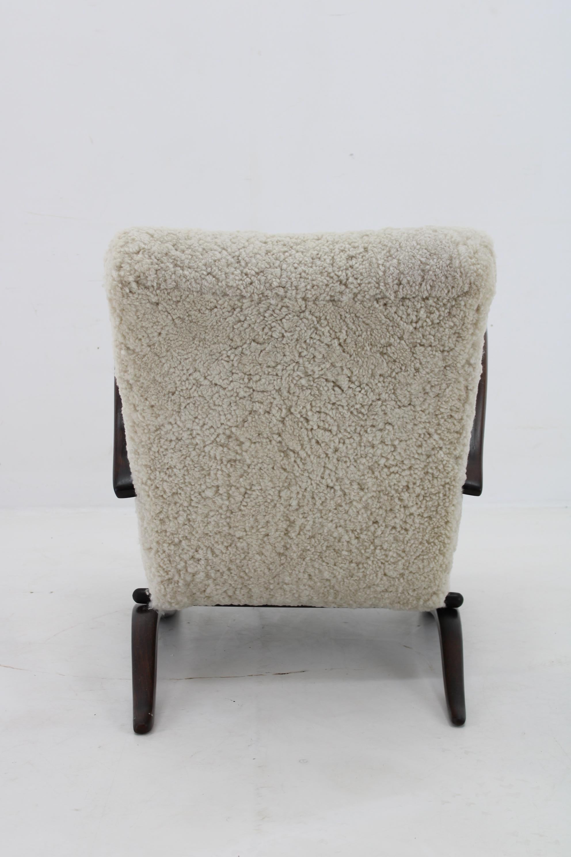 1930s Jindrich Halabala Thonet H-269 Armchair in Sheepskin, Restored In Good Condition In Praha, CZ