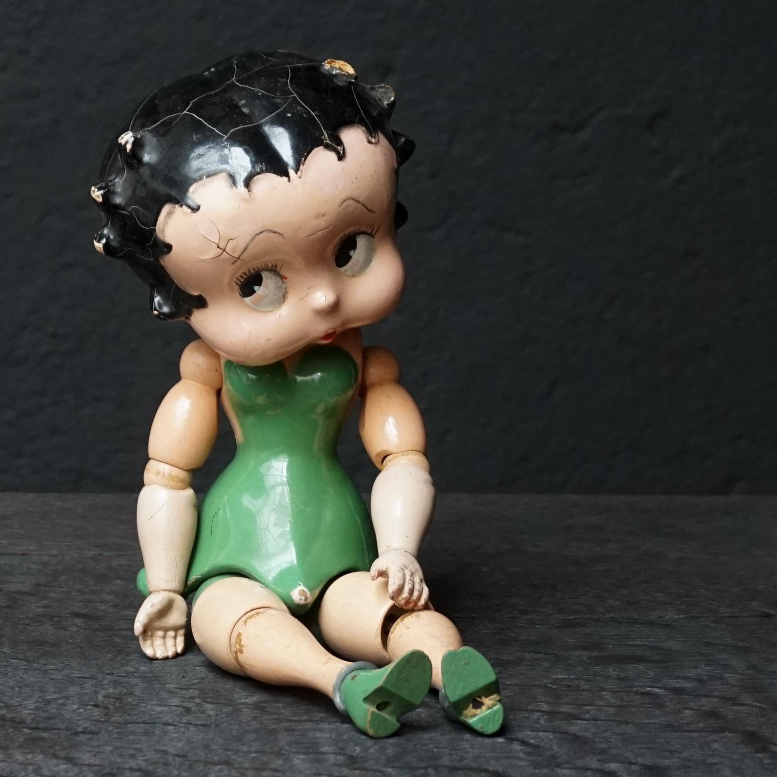1930s American Wooden Jointed Betty Boop Green Dress Fleischer Studios Doll In Fair Condition In Haarlem, NL