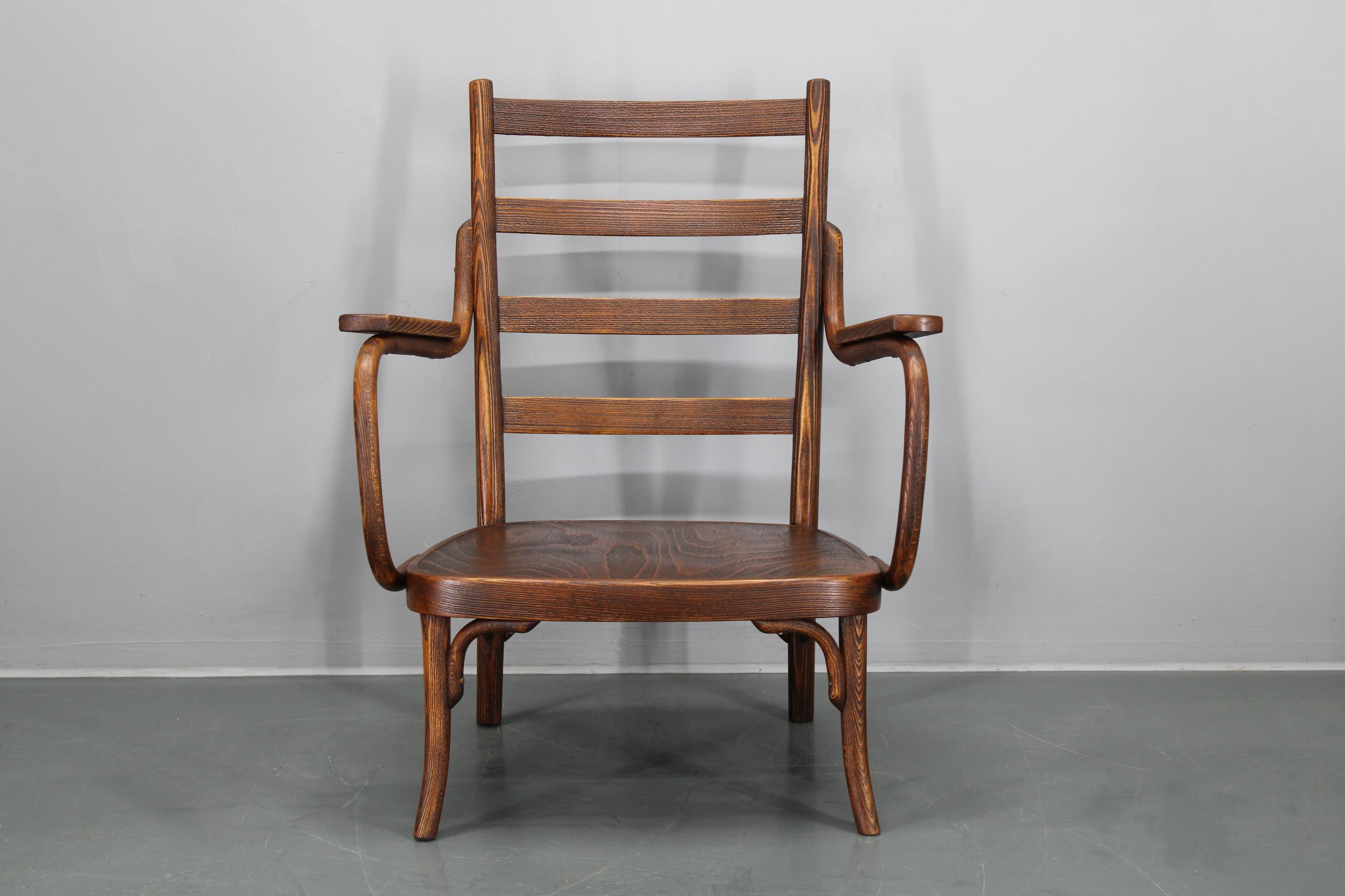 - brushed and oiled surface  
- Sturdy and stable 
- Stamped by Thonet 
- heigh of seat 33 cm