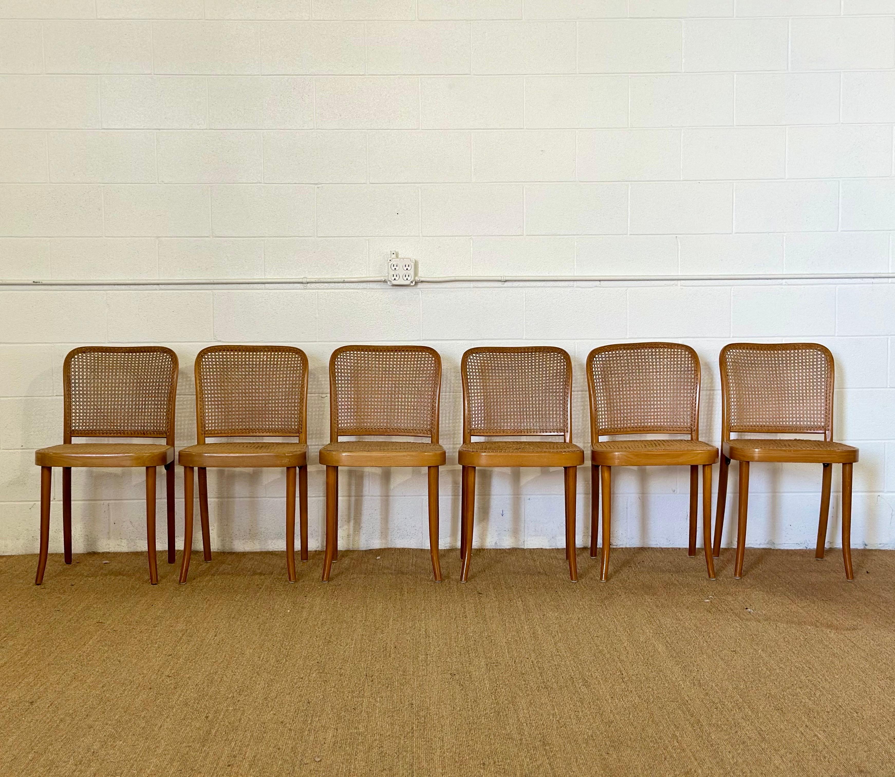 Wir freuen uns sehr, eine frühe Ausgabe des ikonischen Prager Bugholzstuhls Nr. 811 aus den 1930er Jahren anbieten zu können.  Das von Josef Hoffmann entworfene Modell A64F ist eines der beliebtesten Designs des 20. Jahrhunderts und ein fester