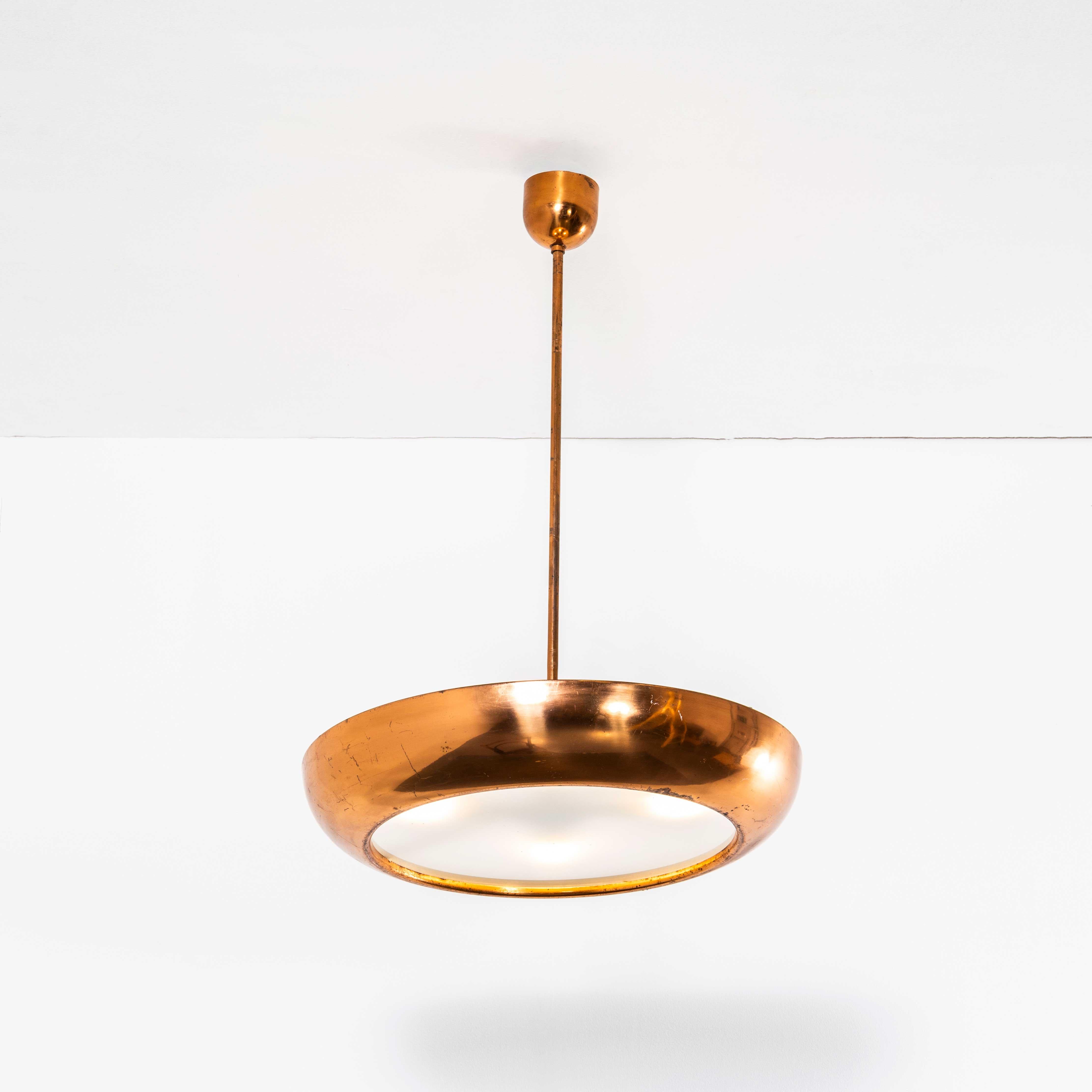 Lampada a sospensione in rame Josef Hurka del 1930 - Napoko. 
Eccezionale lampada in rame disegnata da Hurka e prodotta a Napako (NÁstrojaři-PÁsíři-KOvotlačitelé). Hurka era il loro principale designer e, insieme a Napoko, ha prodotto alcuni noti
