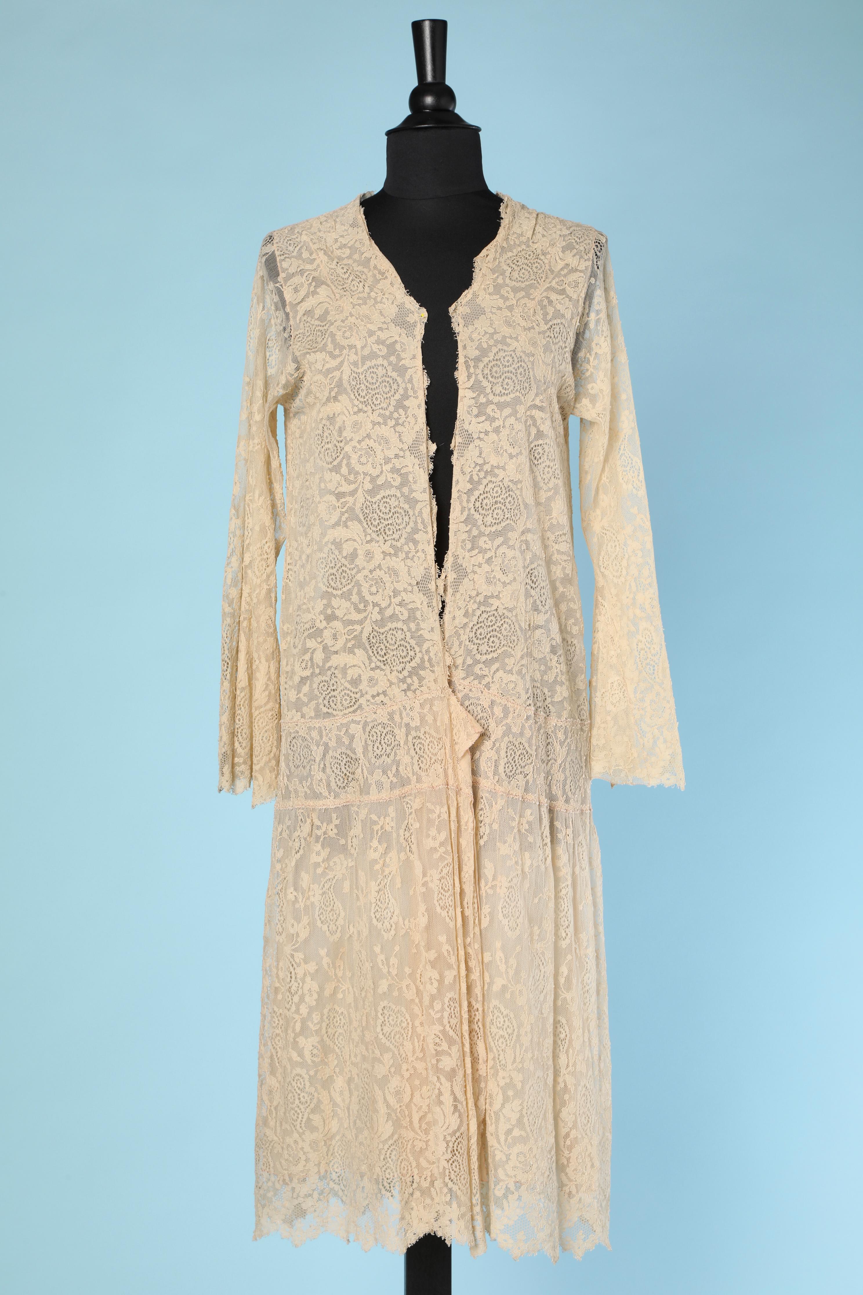 1930's lace and silk chiffon deshabillé . No lining inside the sleeves ( see-through) Cut-work on the hips.
SIZE L 