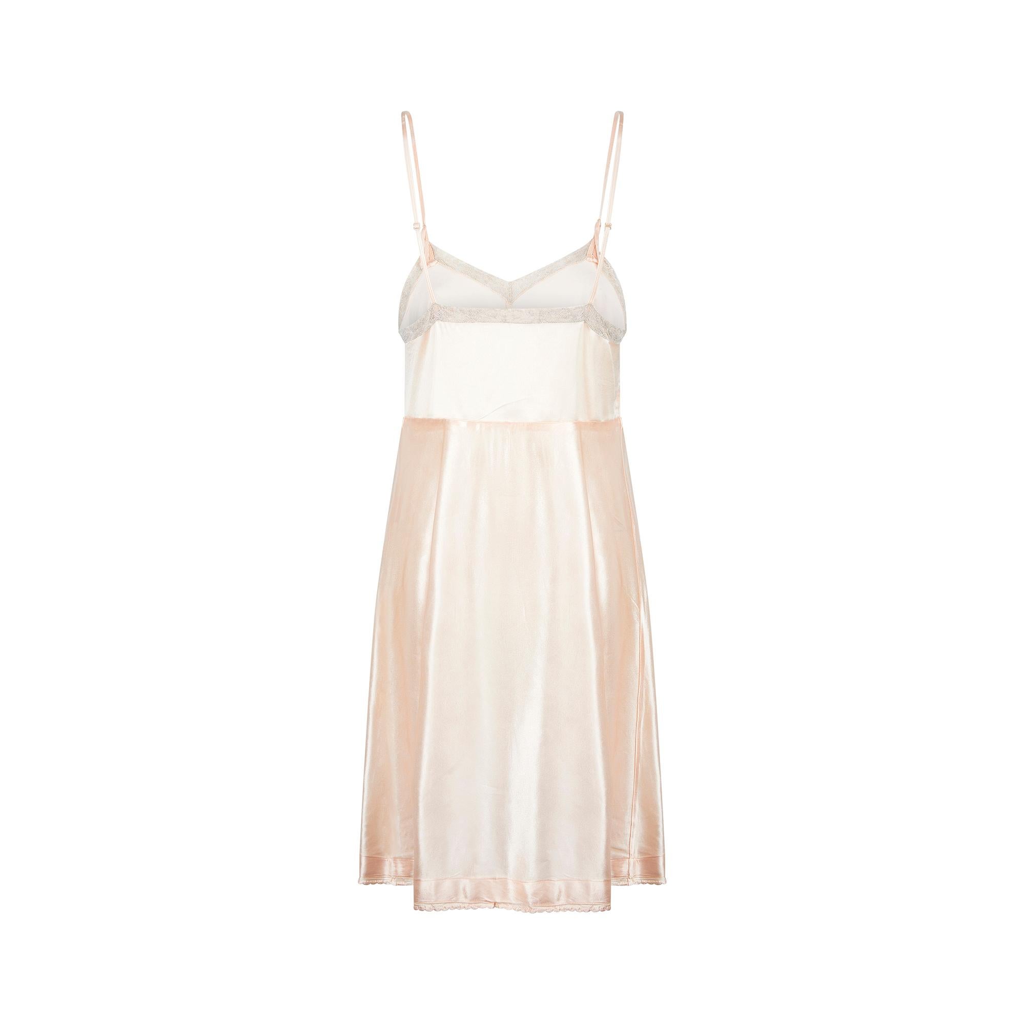 1930s Lace Trimmed Peach Slip Dress with Scalloped Hem In Excellent Condition For Sale In London, GB