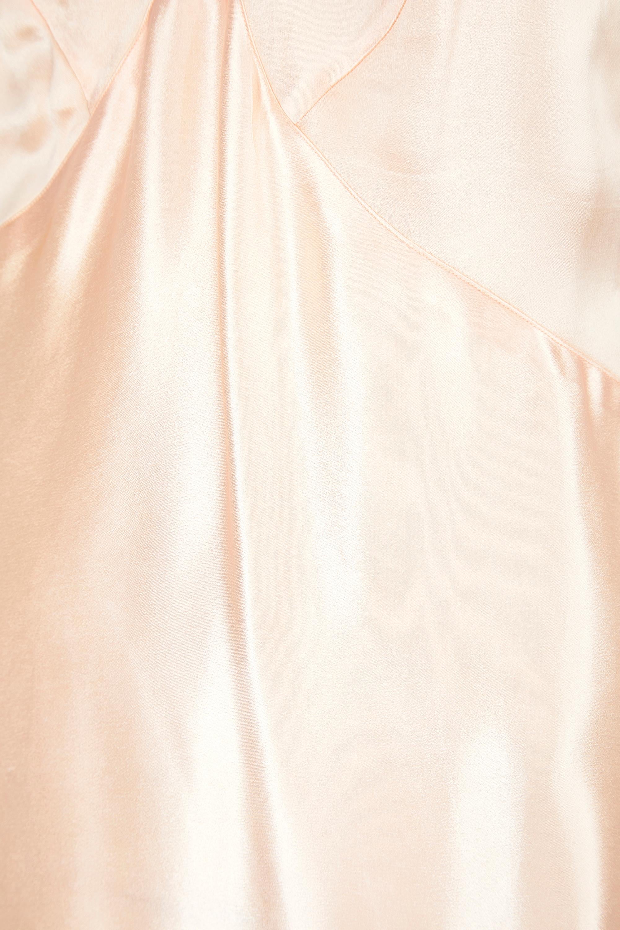 1930s Lace Trimmed Peach Slip Dress with Scalloped Hem In Excellent Condition For Sale In London, GB