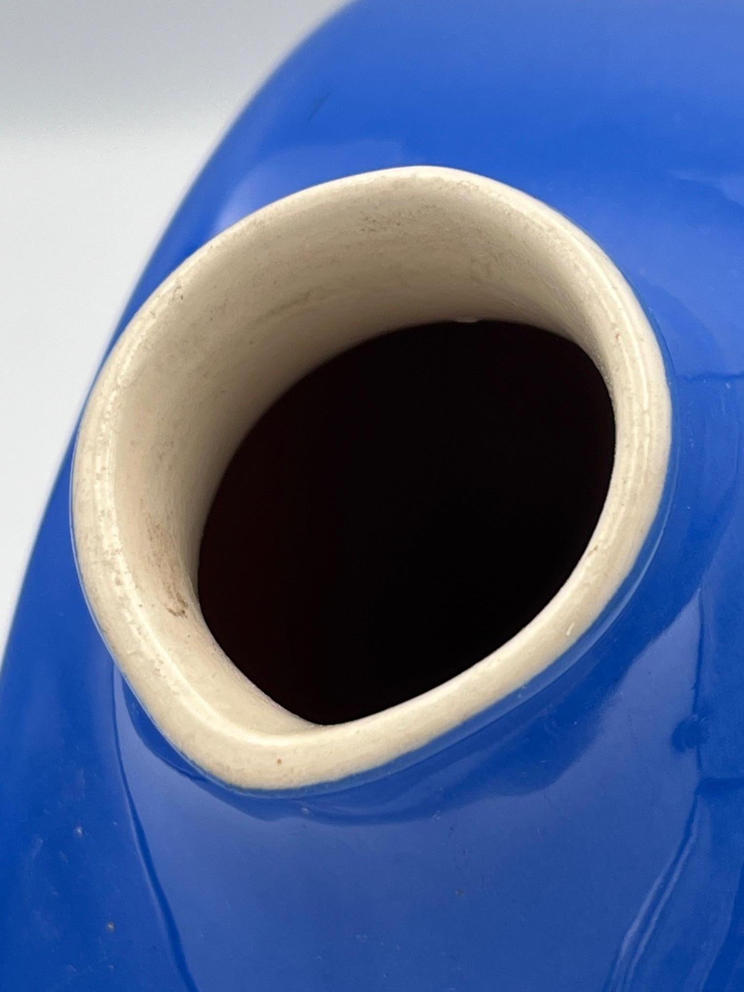 Caraffa per acqua da frigorifero in ceramica Art Deco blu lapis degli anni '30 e tappo abbinato in vendita 3