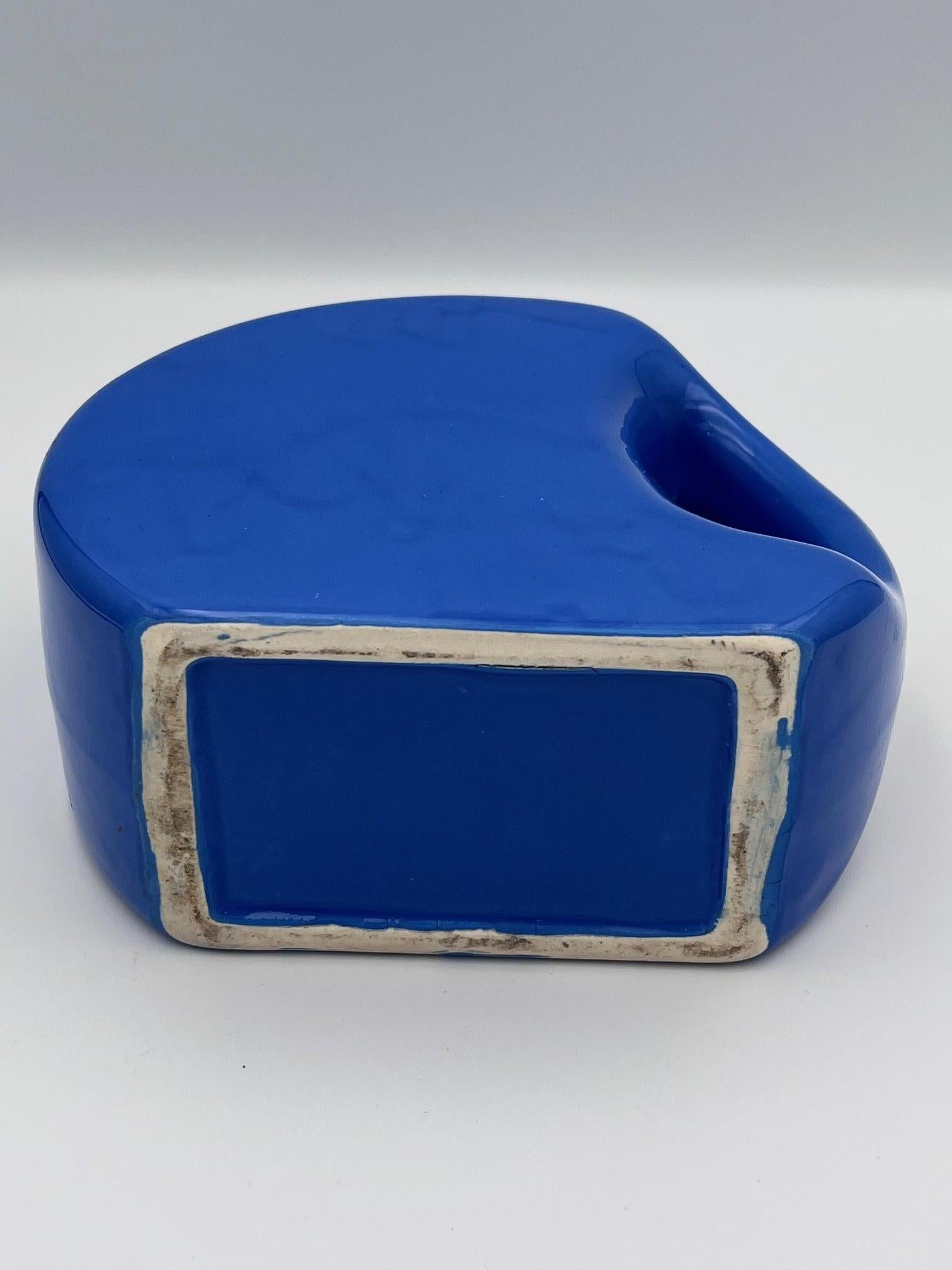 Caraffa per acqua da frigorifero in ceramica Art Deco blu lapis degli anni '30 e tappo abbinato in vendita 4
