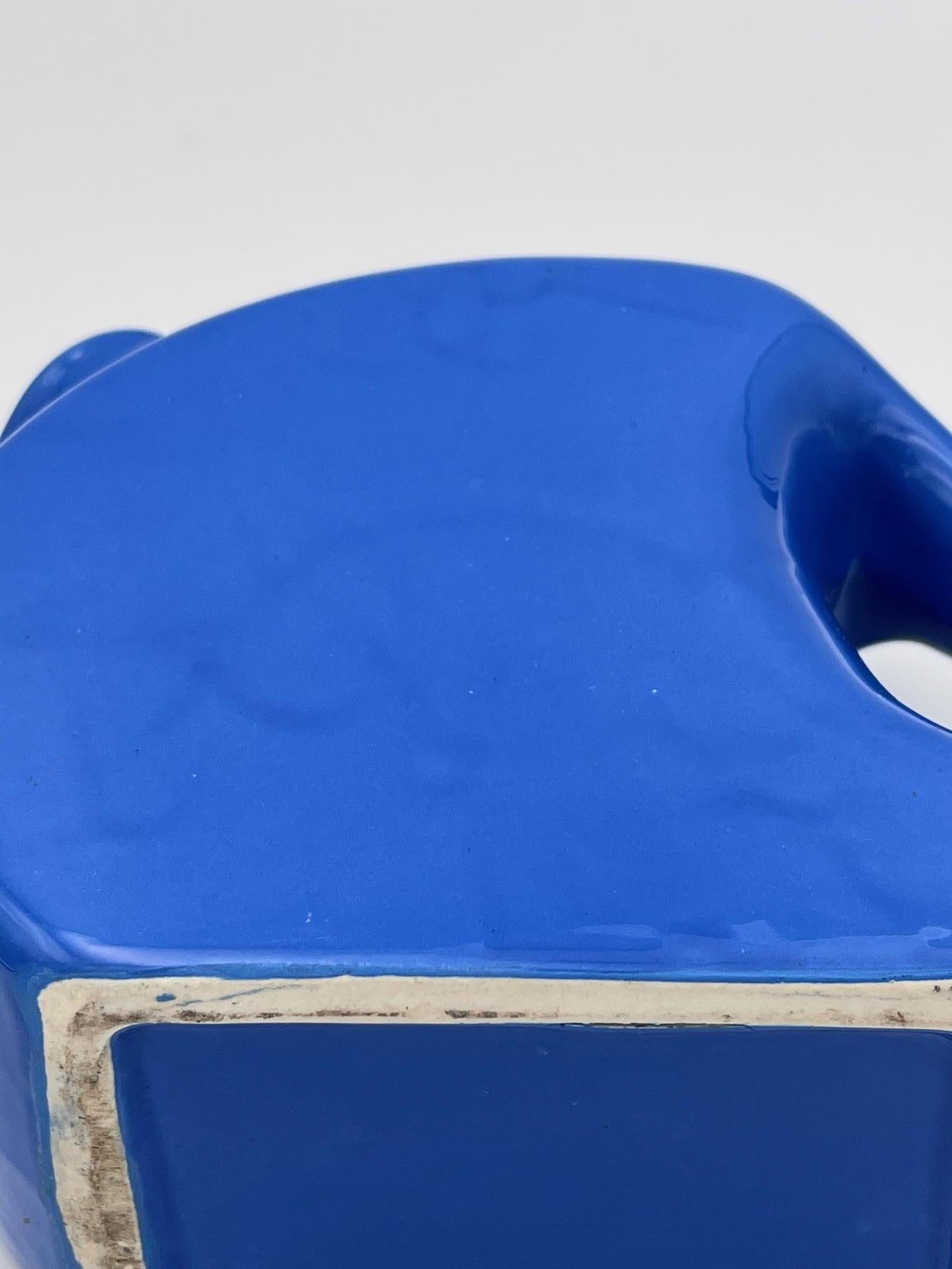 Caraffa per acqua da frigorifero in ceramica Art Deco blu lapis degli anni '30 e tappo abbinato in vendita 5