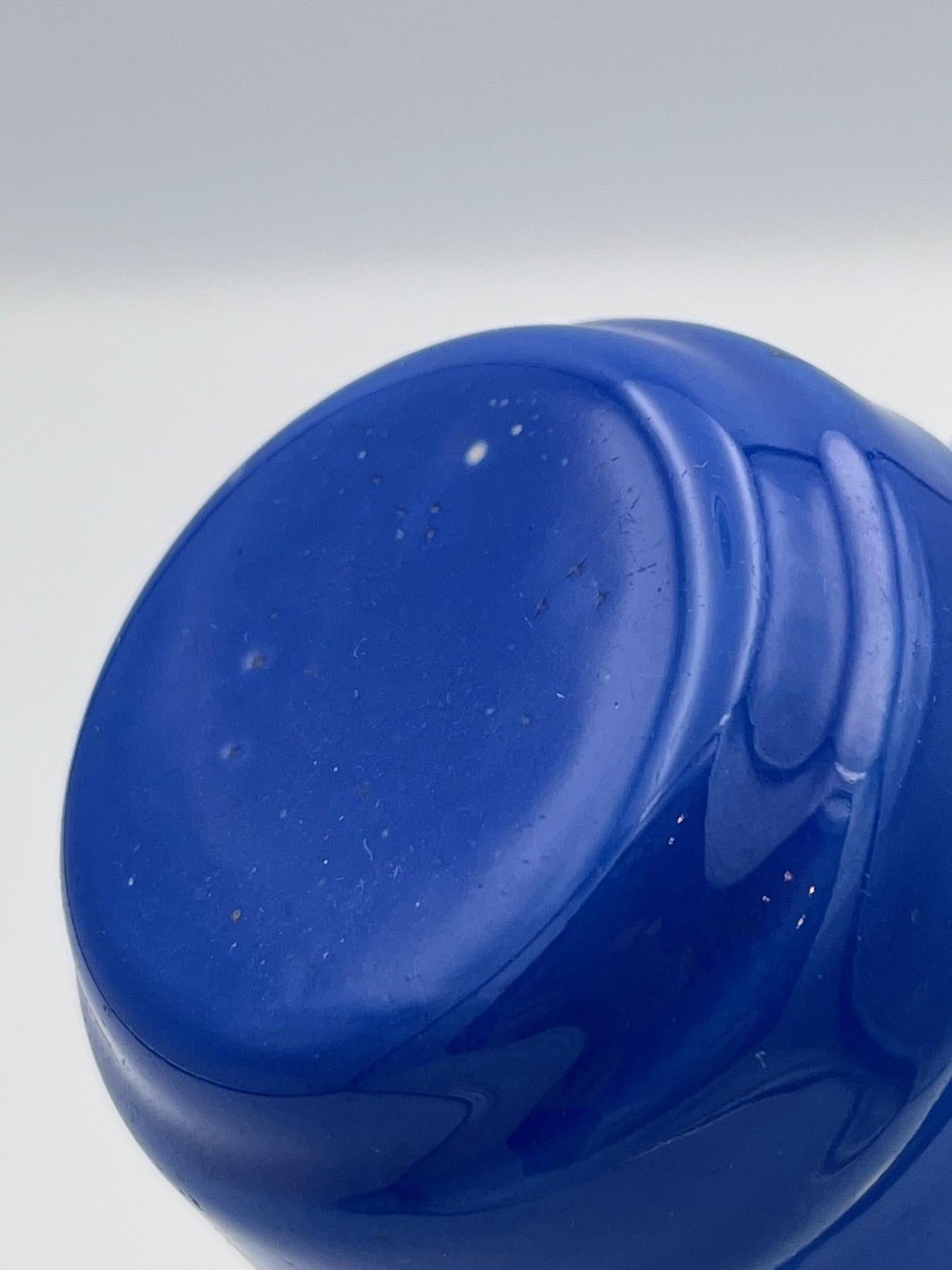 Caraffa per acqua da frigorifero in ceramica Art Deco blu lapis degli anni '30 e tappo abbinato in vendita 6