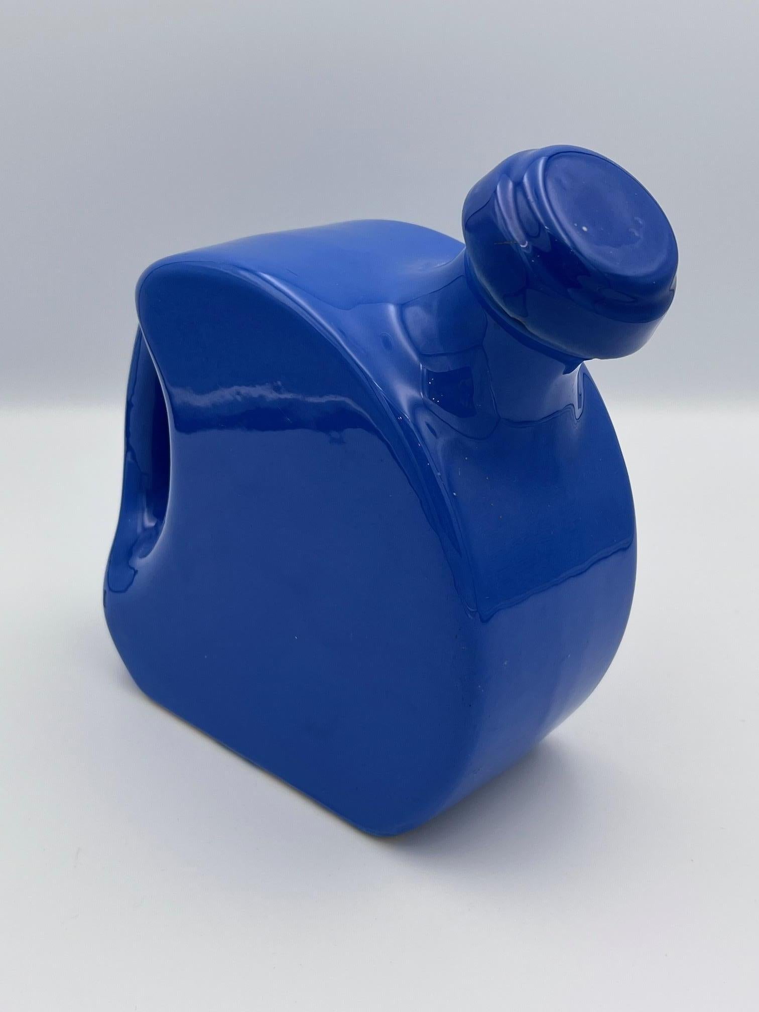Caraffa per acqua da frigorifero in ceramica Art Deco blu lapis del 1930 con tappo abbinato

Esempio straordinario di design Art Deco degli anni '30, questa brocca per l'acqua in ceramica smaltata blu lapis è un pezzo funzionale e da collezione dei