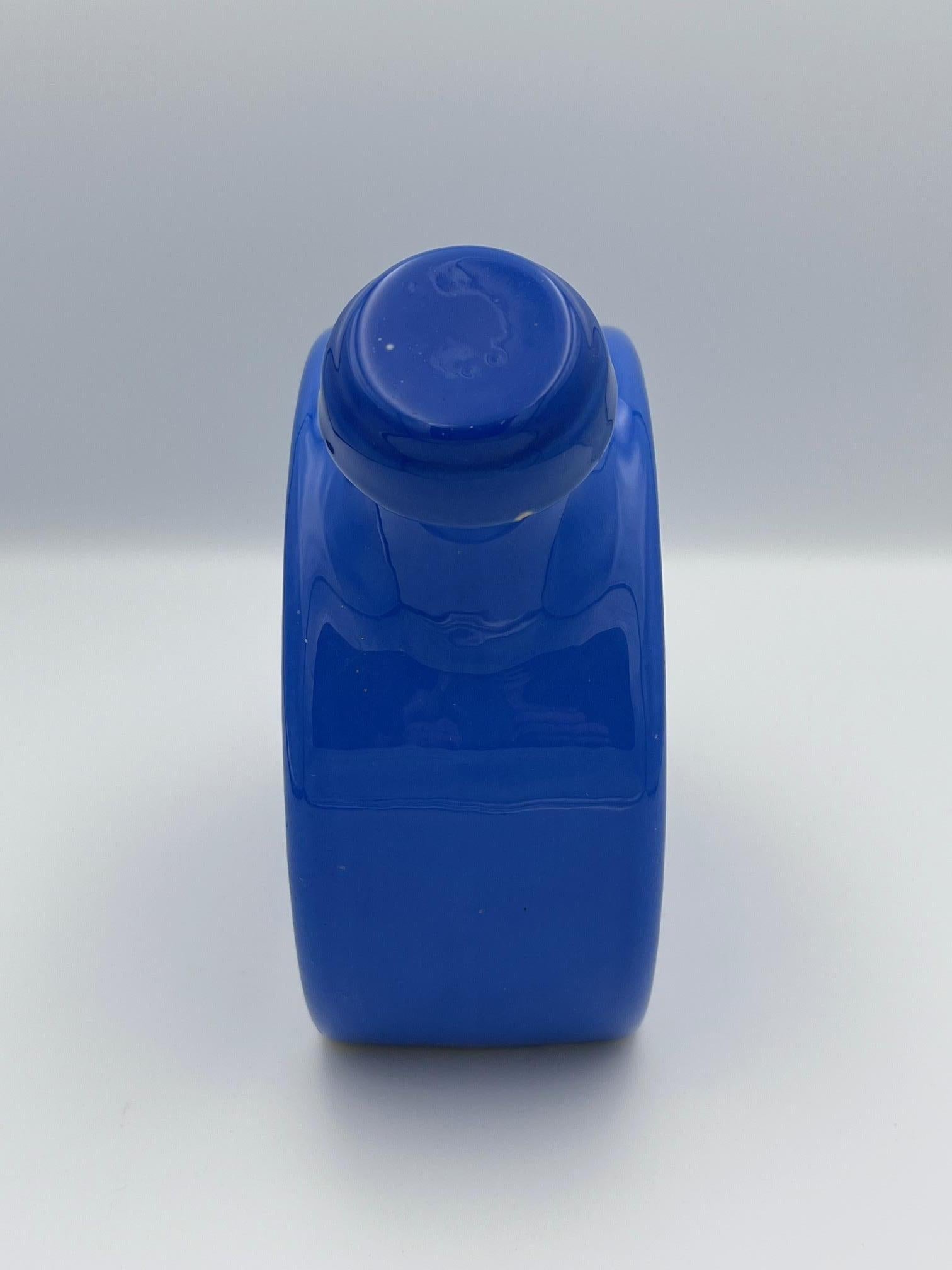 Art Déco Caraffa per acqua da frigorifero in ceramica Art Deco blu lapis degli anni '30 e tappo abbinato in vendita