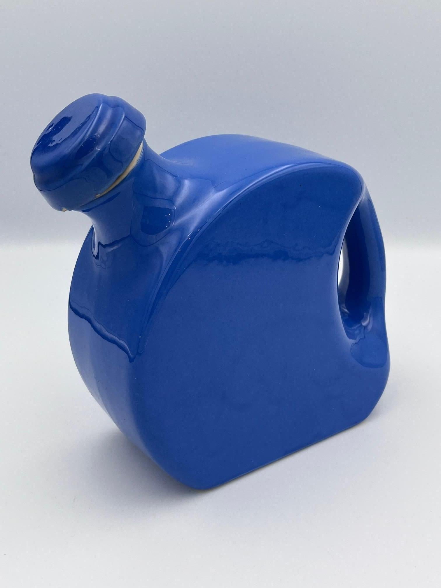 Americano Caraffa per acqua da frigorifero in ceramica Art Deco blu lapis degli anni '30 e tappo abbinato in vendita