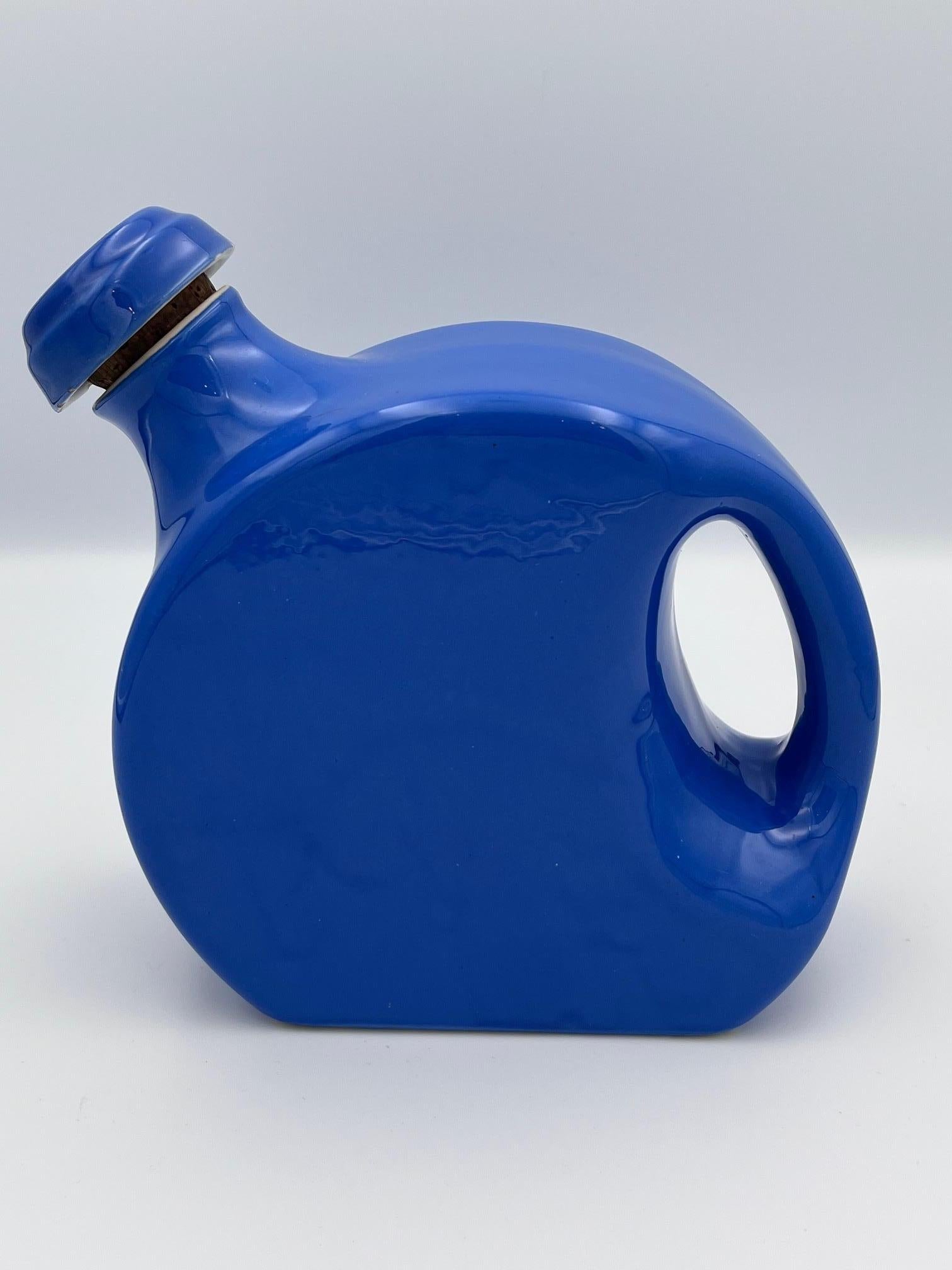 Smaltato Caraffa per acqua da frigorifero in ceramica Art Deco blu lapis degli anni '30 e tappo abbinato in vendita