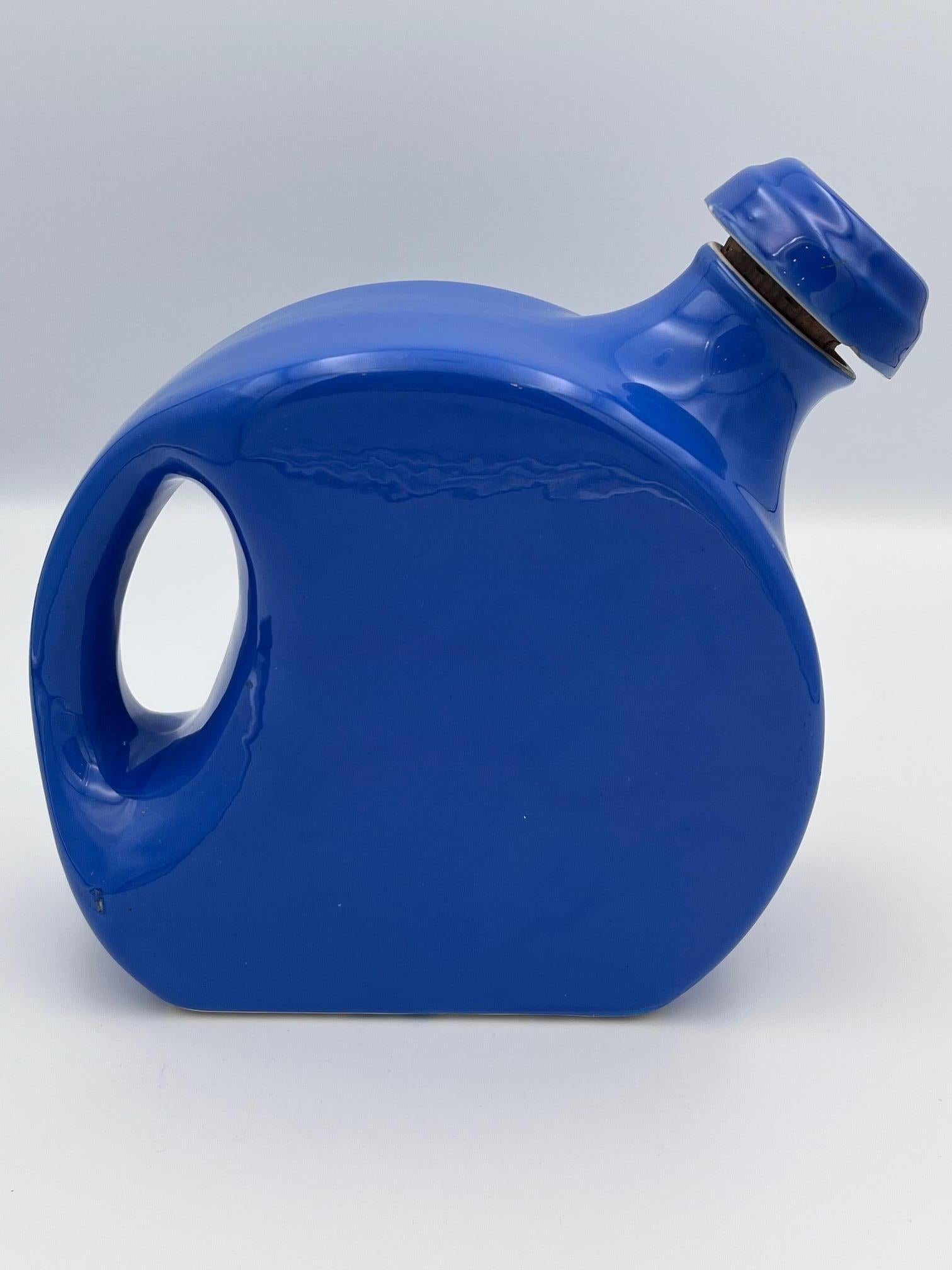 Caraffa per acqua da frigorifero in ceramica Art Deco blu lapis degli anni '30 e tappo abbinato In condizioni buone in vendita a Red Lion, PA