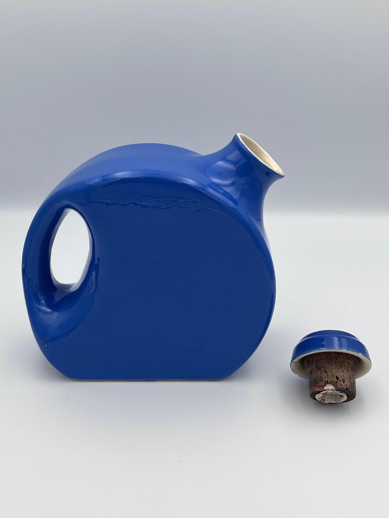 Metà XX secolo Caraffa per acqua da frigorifero in ceramica Art Deco blu lapis degli anni '30 e tappo abbinato in vendita