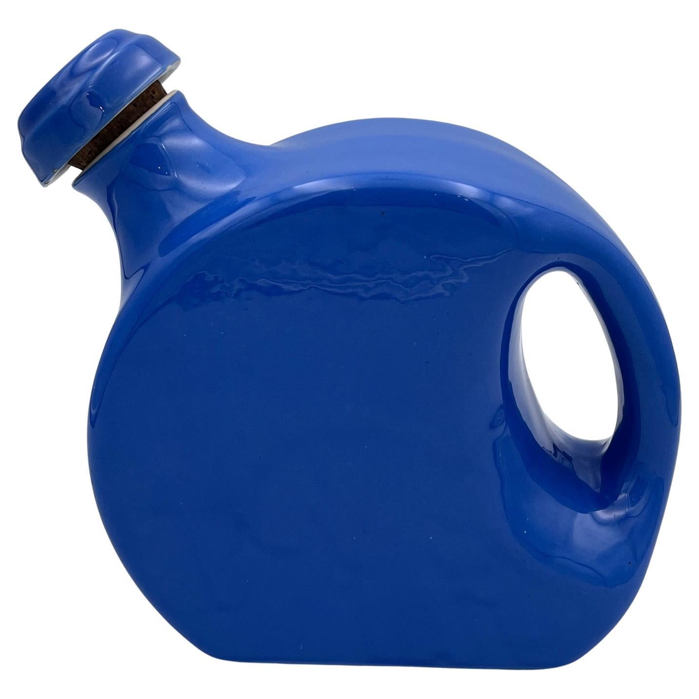 Caraffa per acqua da frigorifero in ceramica Art Deco blu lapis degli anni '30 e tappo abbinato in vendita