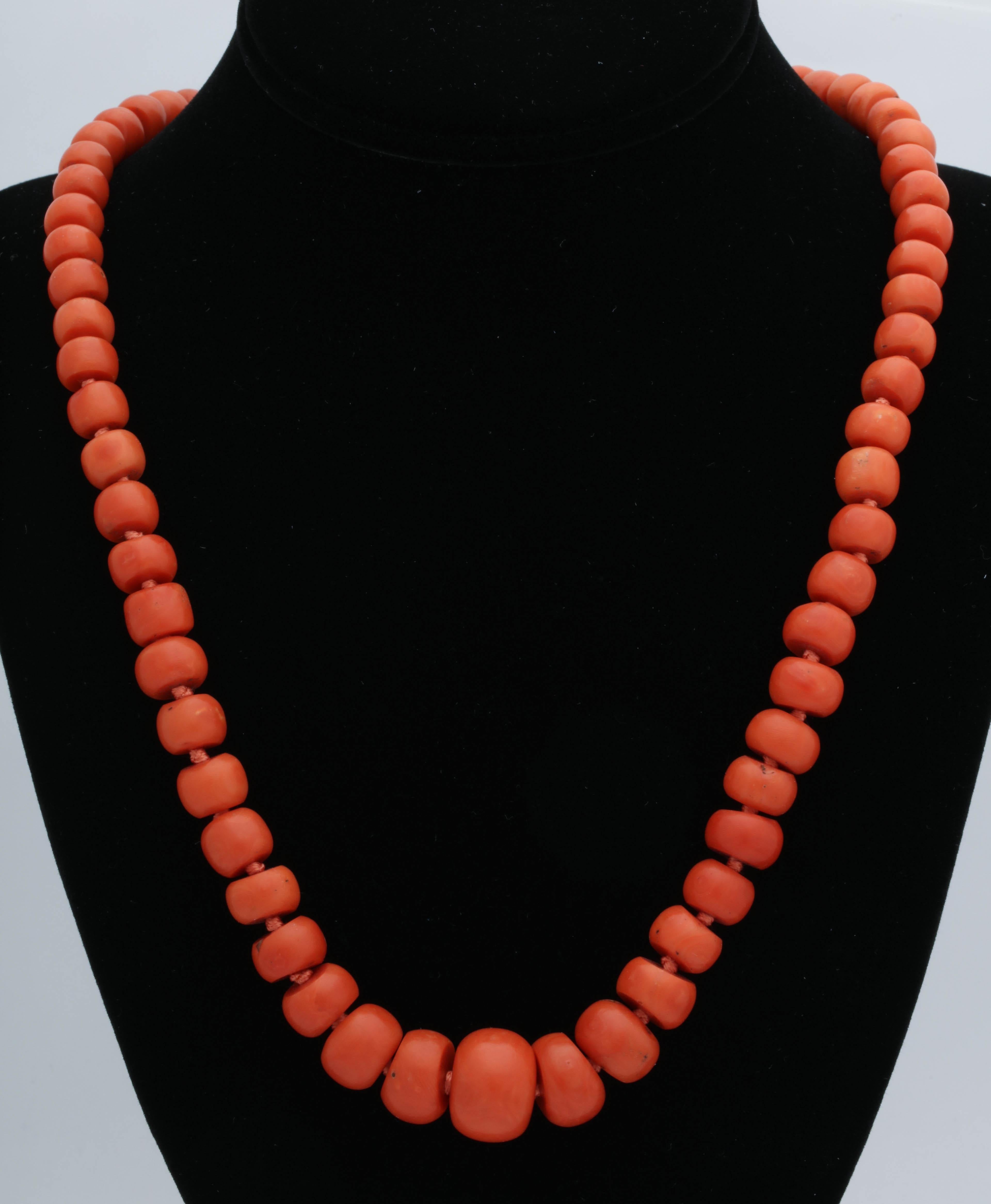 1930s  Large And Smooth 600 Carats Natural Color Coral Necklace In Good Condition In New York, NY