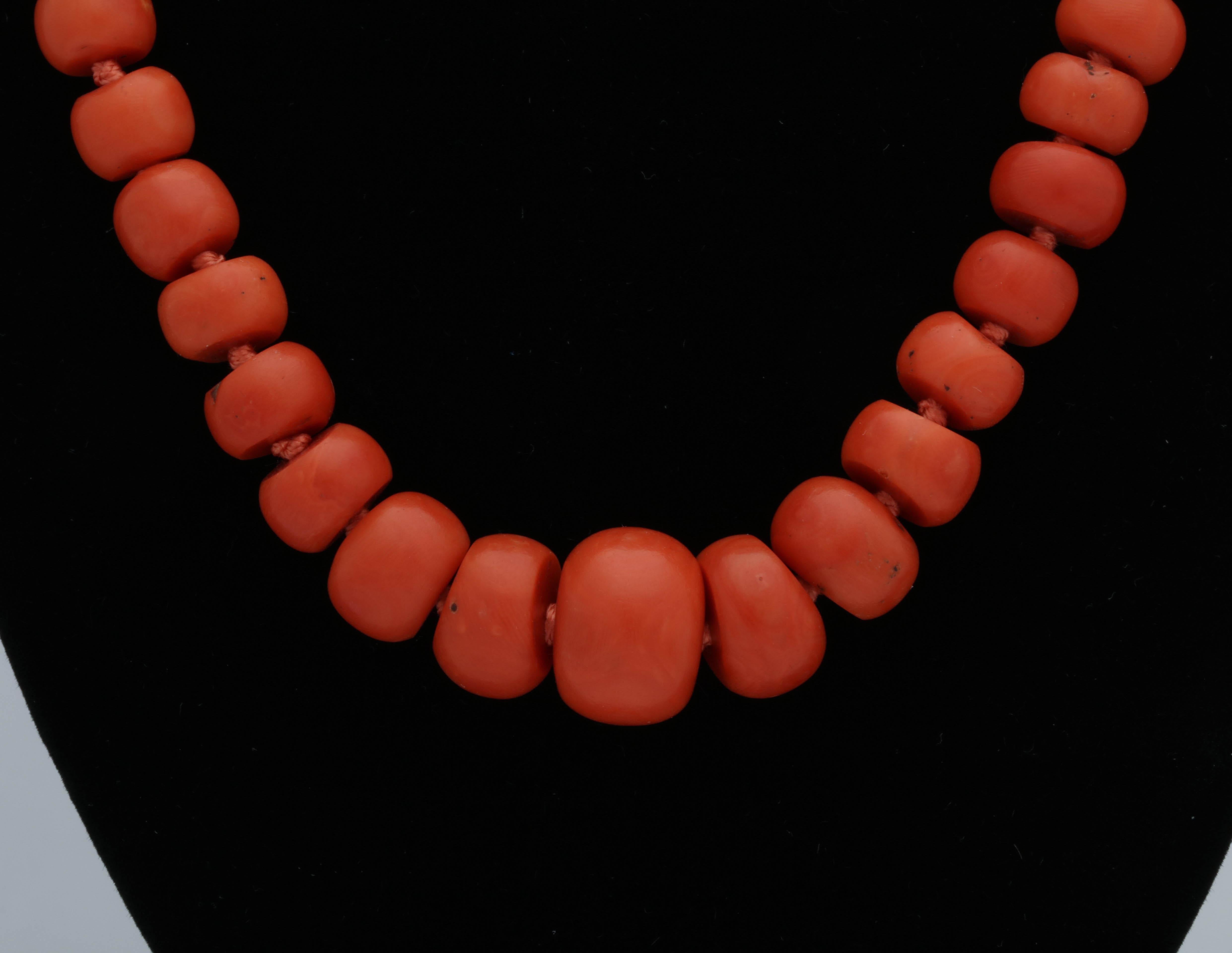 Women's 1930s  Large And Smooth 600 Carats Natural Color Coral Necklace
