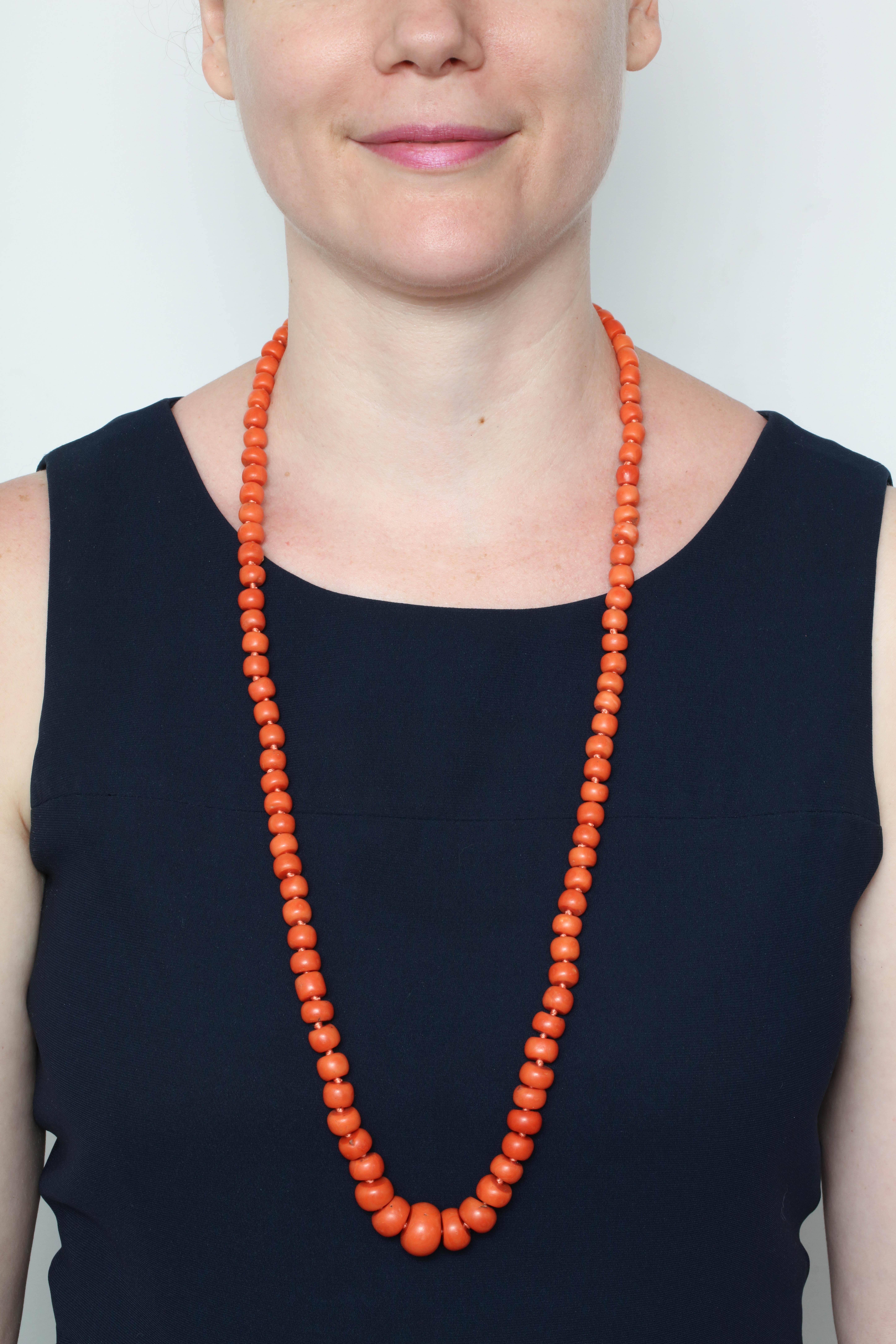 1930s  Large And Smooth 600 Carats Natural Color Coral Necklace 4
