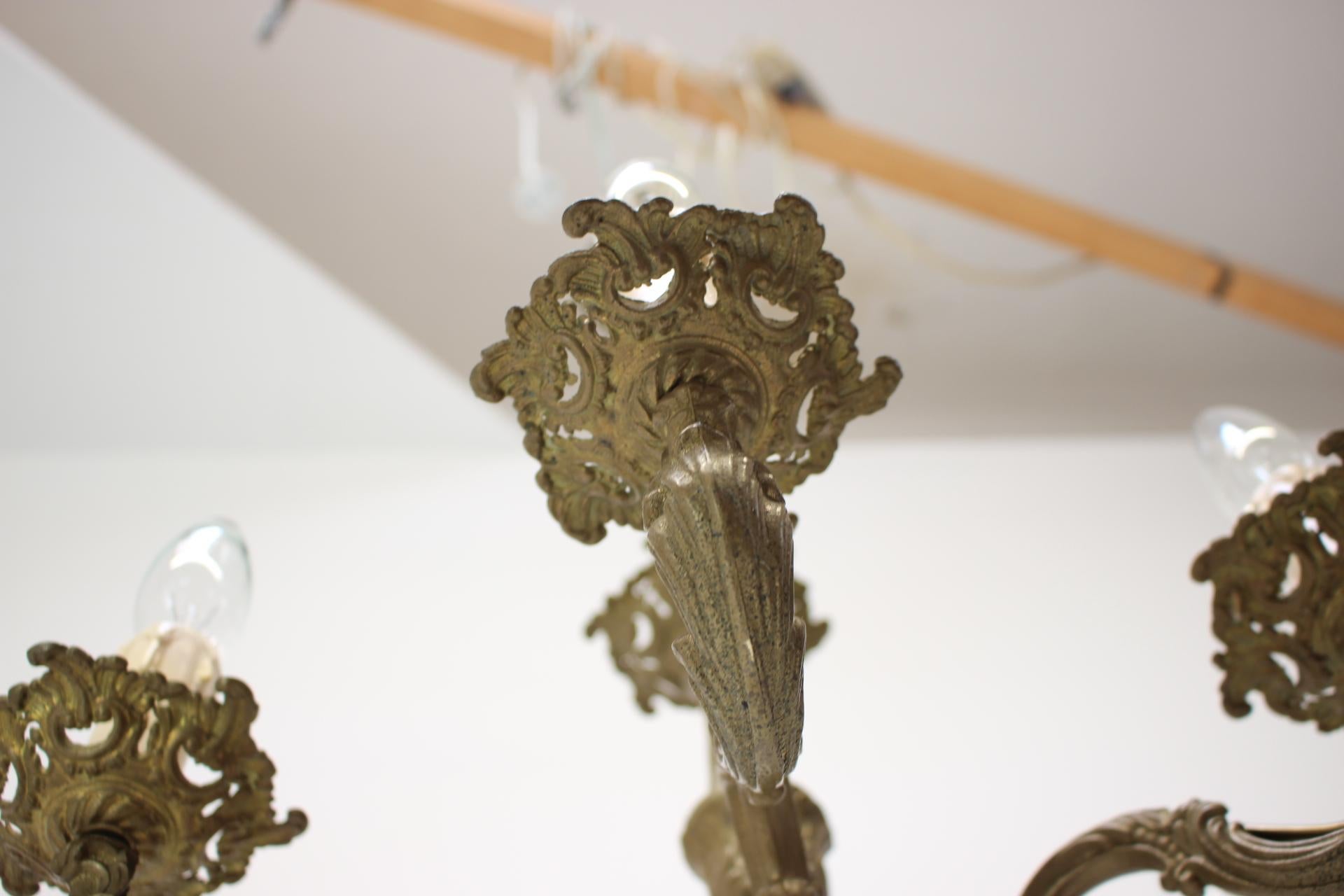 Art Deco 1930's chandelier, made in Czechoslovakia,
Made of brass and plastic.
In original condition, repolished, cleaned, with a few signs of wear.
Fully functional.

