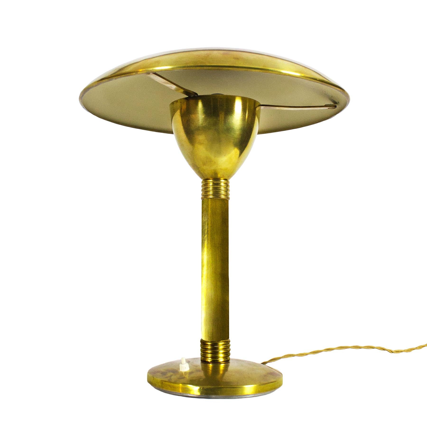 Große Art Deco Tisch- oder Schreibtischlampe, poliertes Messing und elfenbeinfarbener Lack im Inneren des Lampenschirms.

Italien, um 1930.