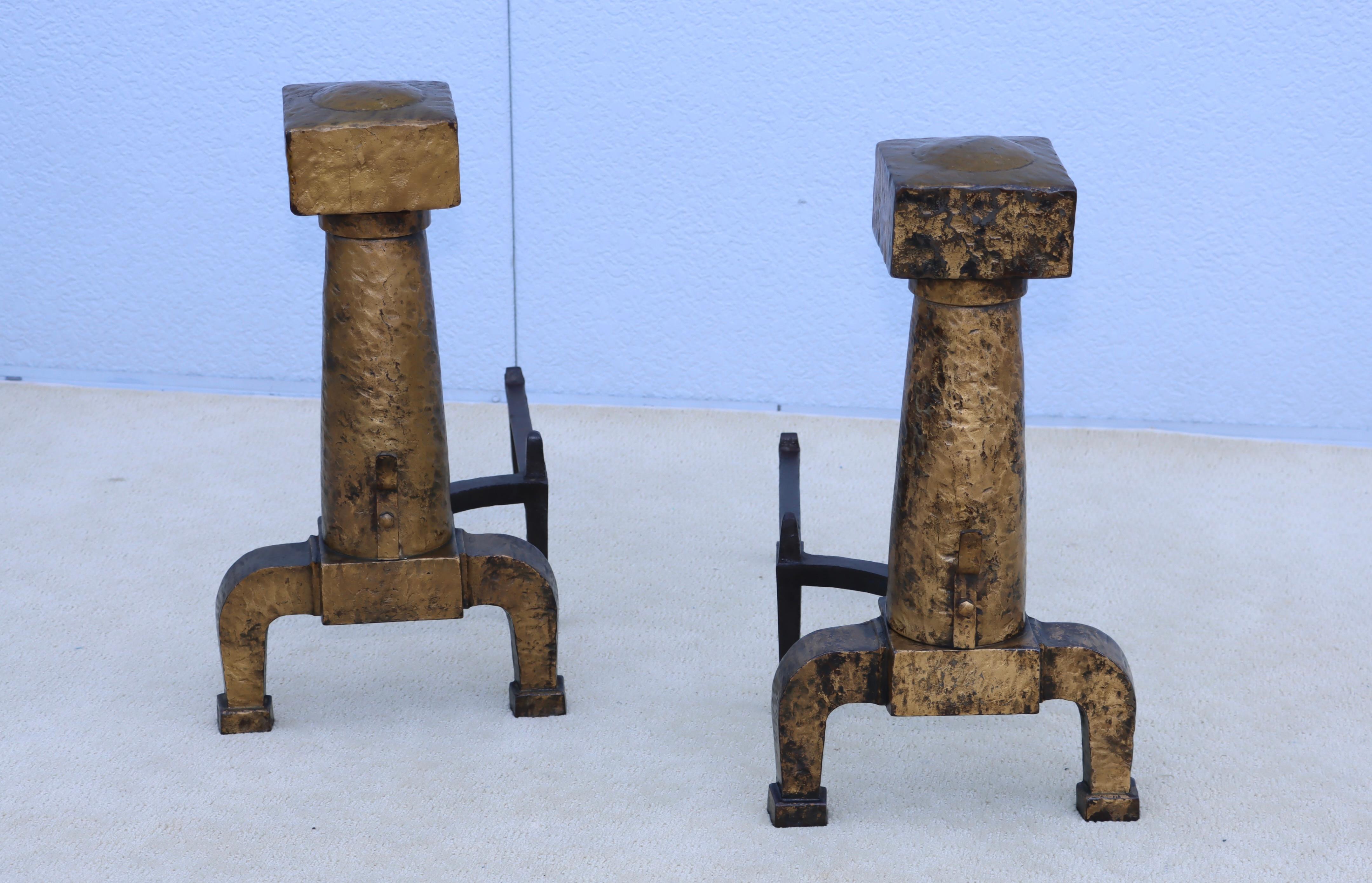 Superbe paire de chenets en fer martelé, en état vintage avec quelques traces d'usure et de patine dues à l'âge et à l'utilisation.
