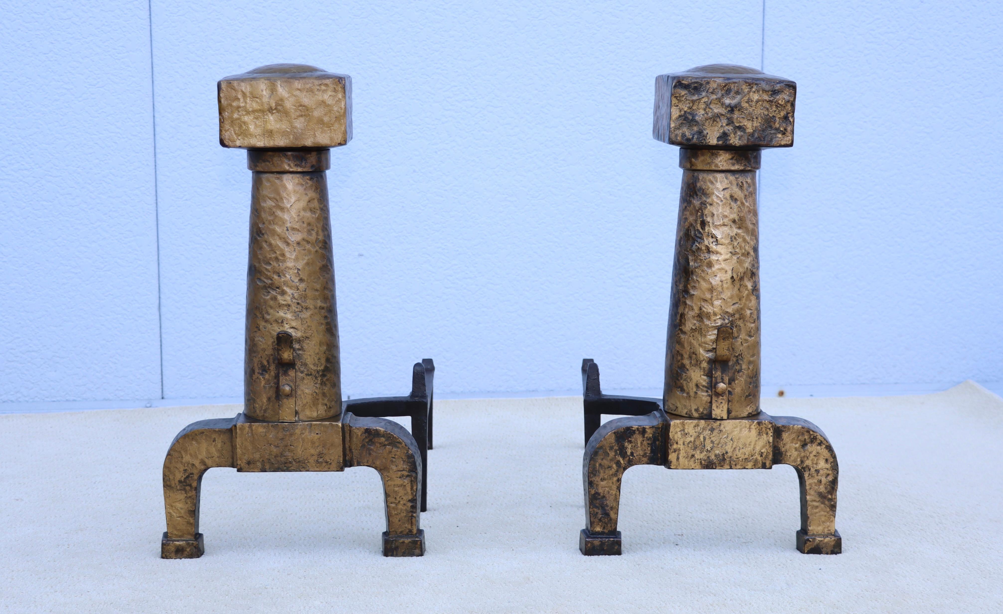 Arts and Crafts Grandes chenets en fer martelé Arts and Craft des années 1930 en vente