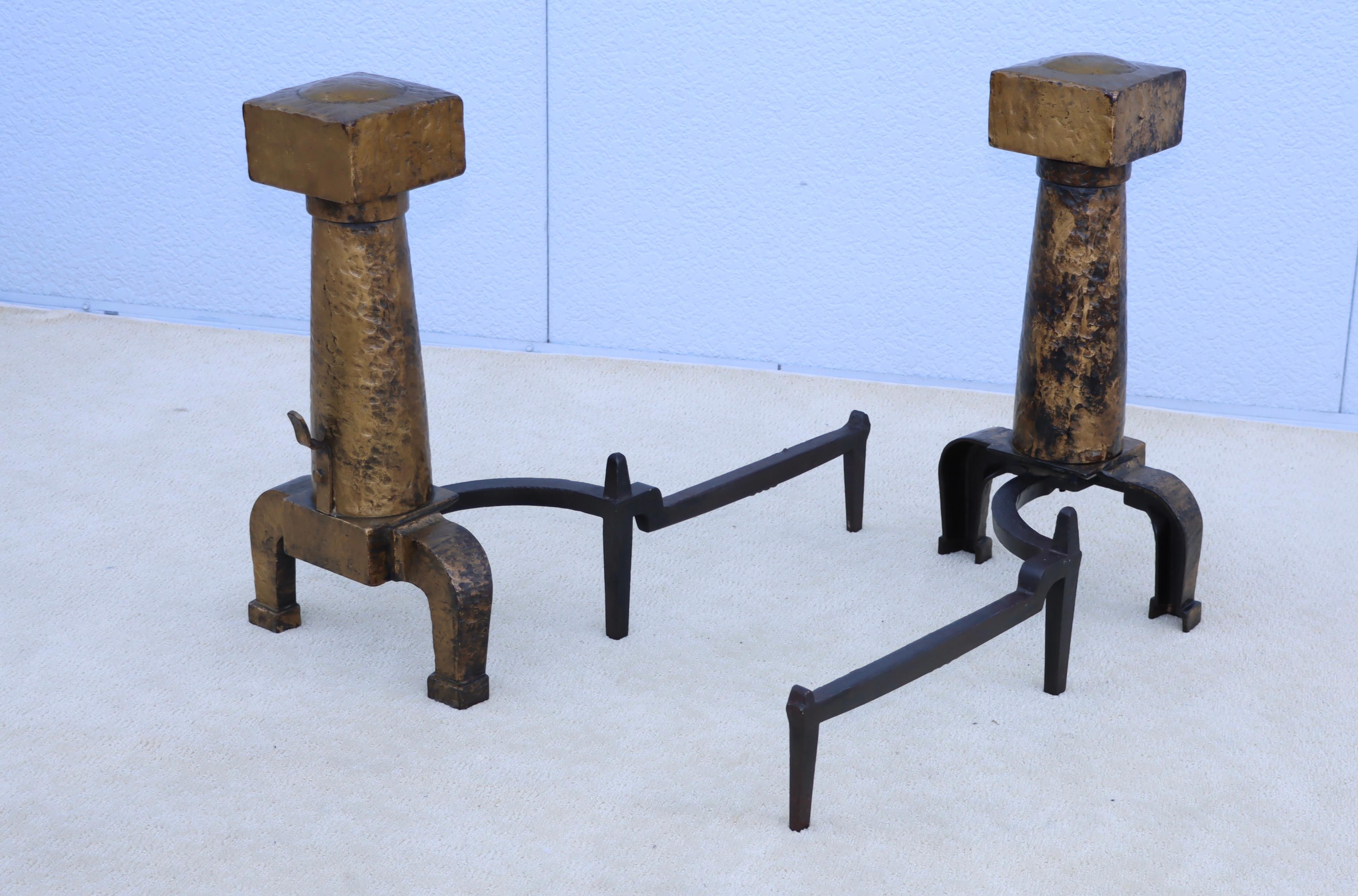 Grandes chenets en fer martelé Arts and Craft des années 1930 en vente 1