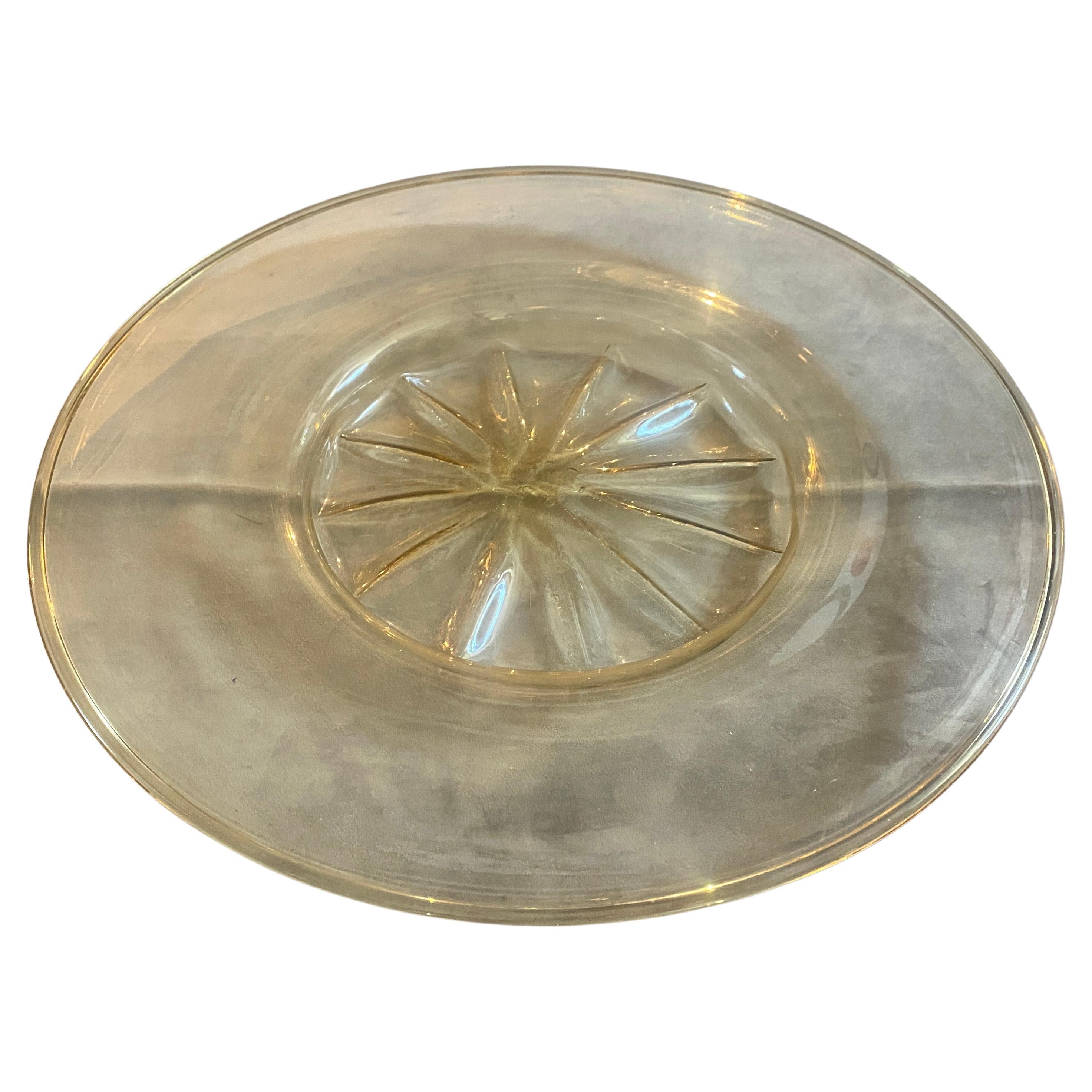 A large gold and transparent blown murano glass large plate designed in Venice by Vittorio Zecchin for Venini in the Thirties. It's in perfect condition. This plate, crafted by the esteemed glass artist Vittorio Zecchin for Venini in the 1930s,